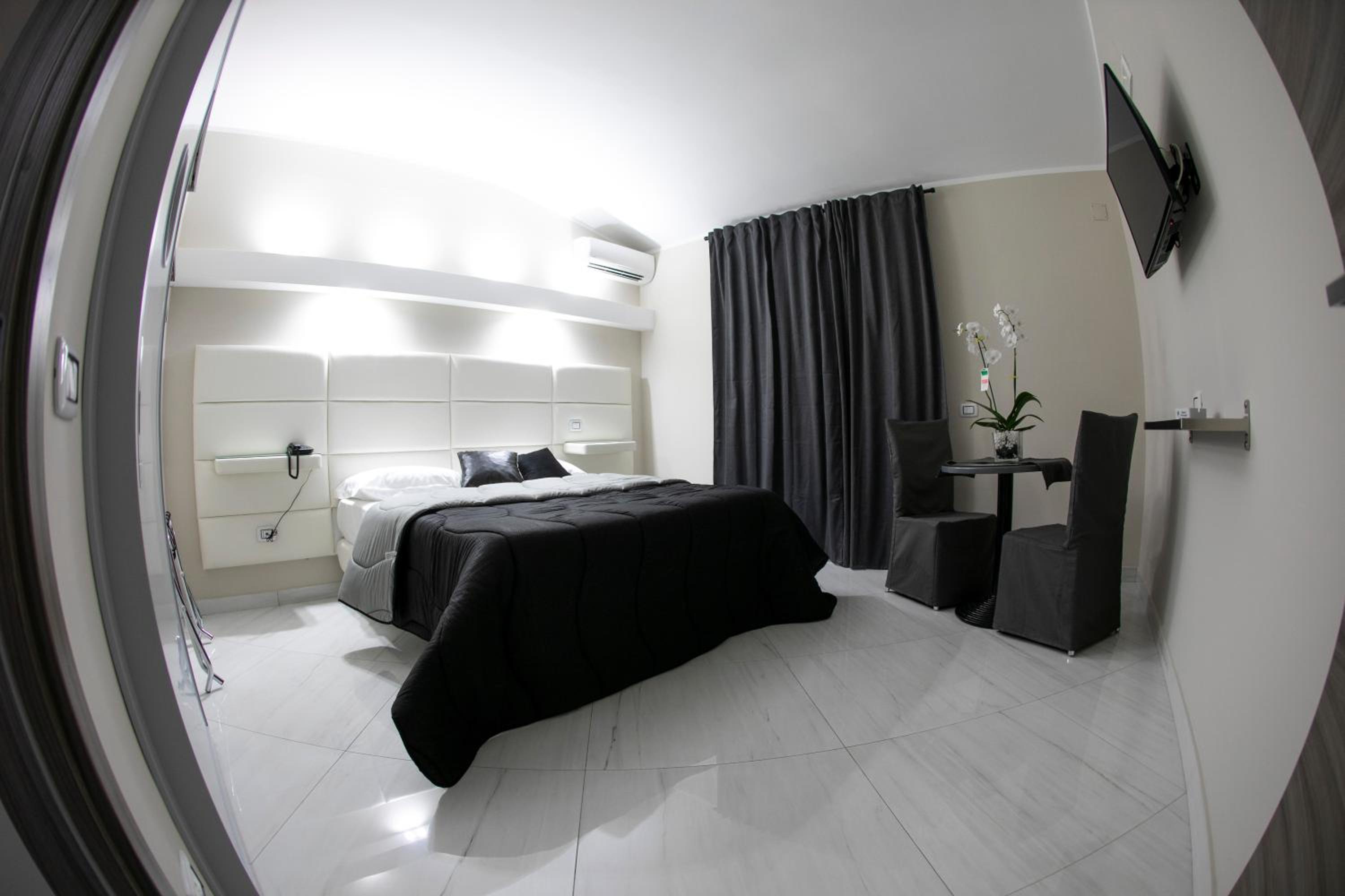 Double Room - Photo 12