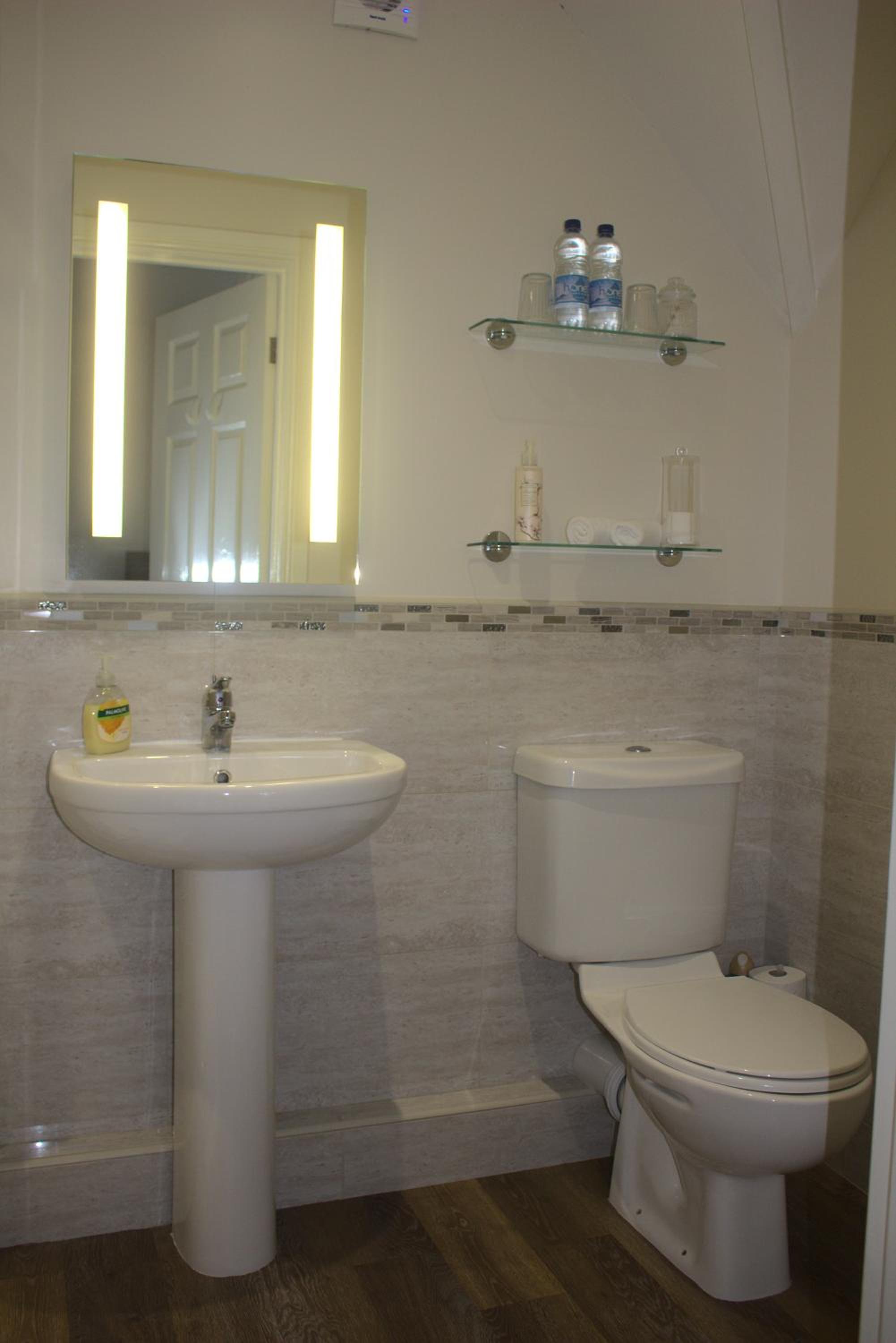 Double Room with Private Bathroom - Photo 8