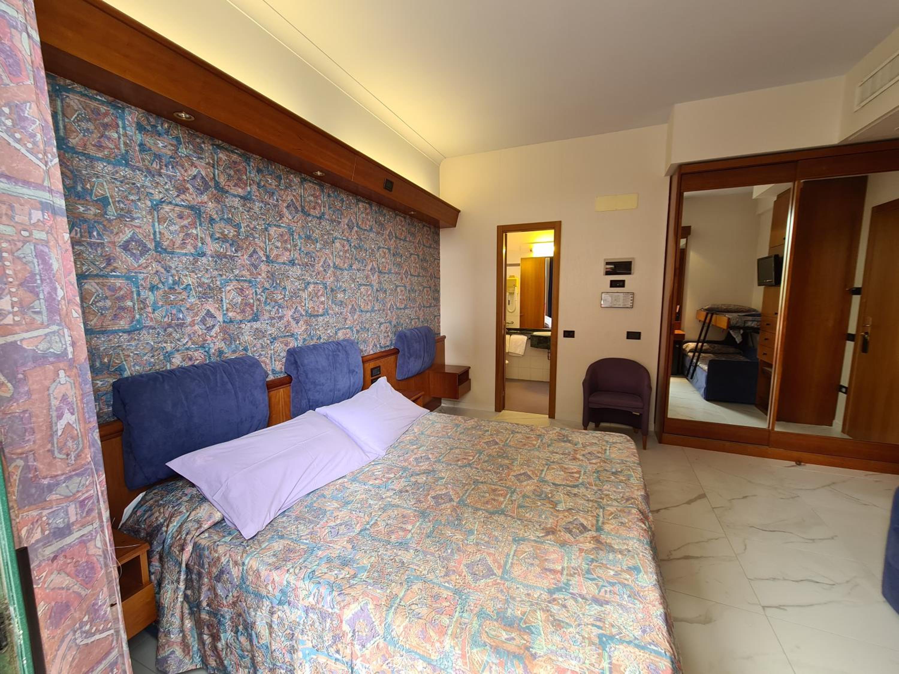 Quadruple Room with Balcony and Sea View photo 2