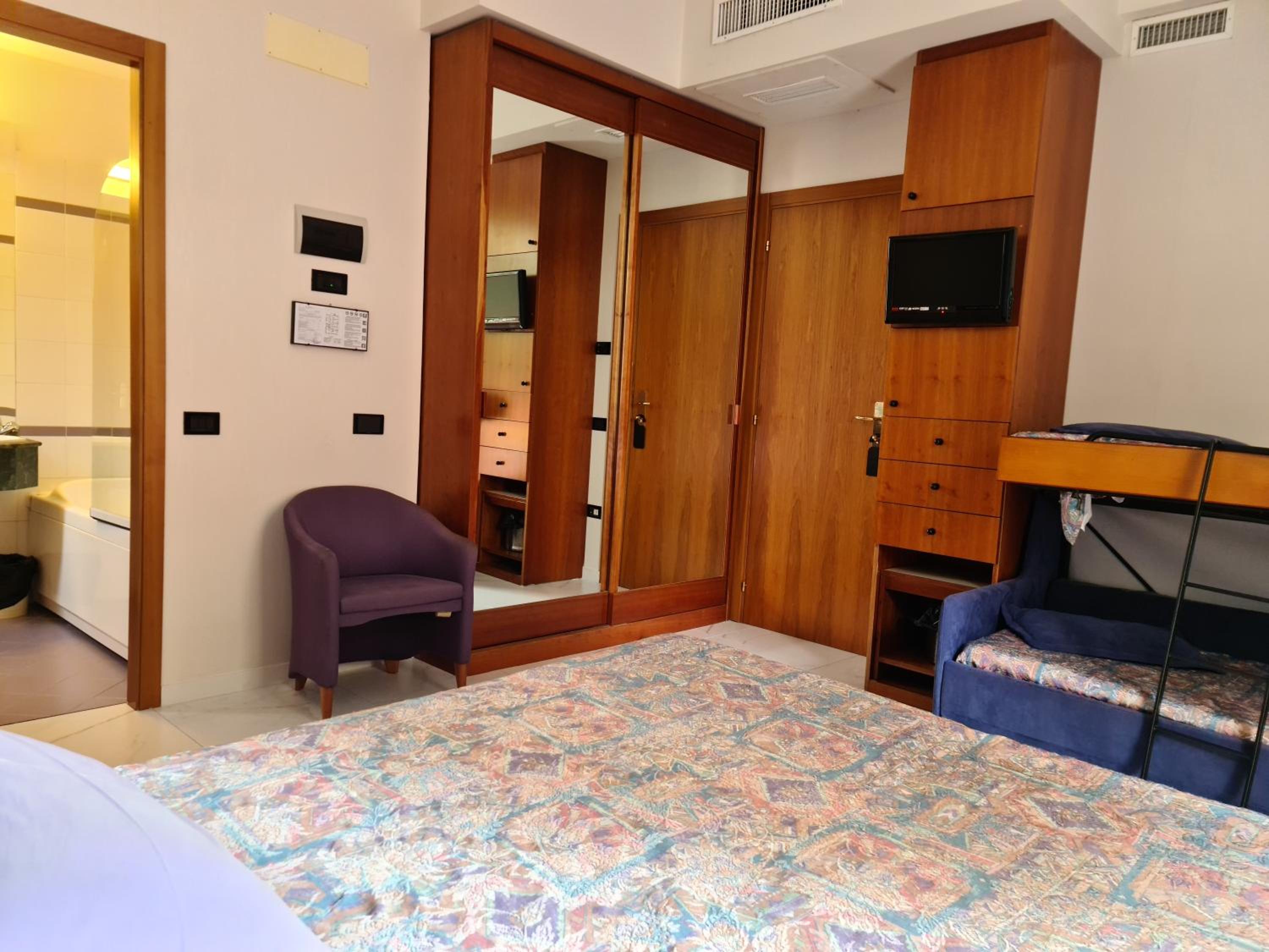 Quadruple Room with Balcony and Sea View photo 3