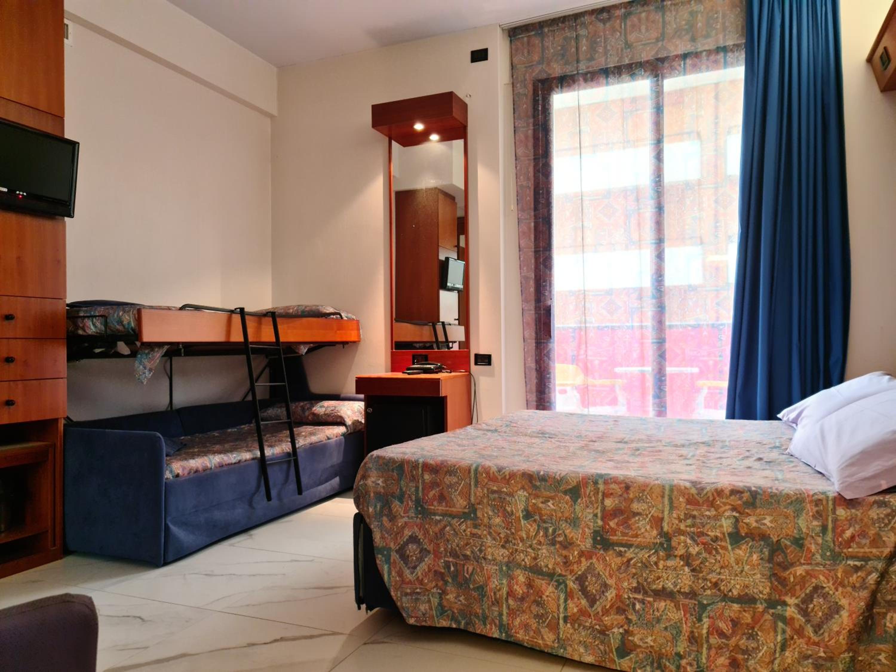 Quadruple Room with Balcony and Sea View photo 1