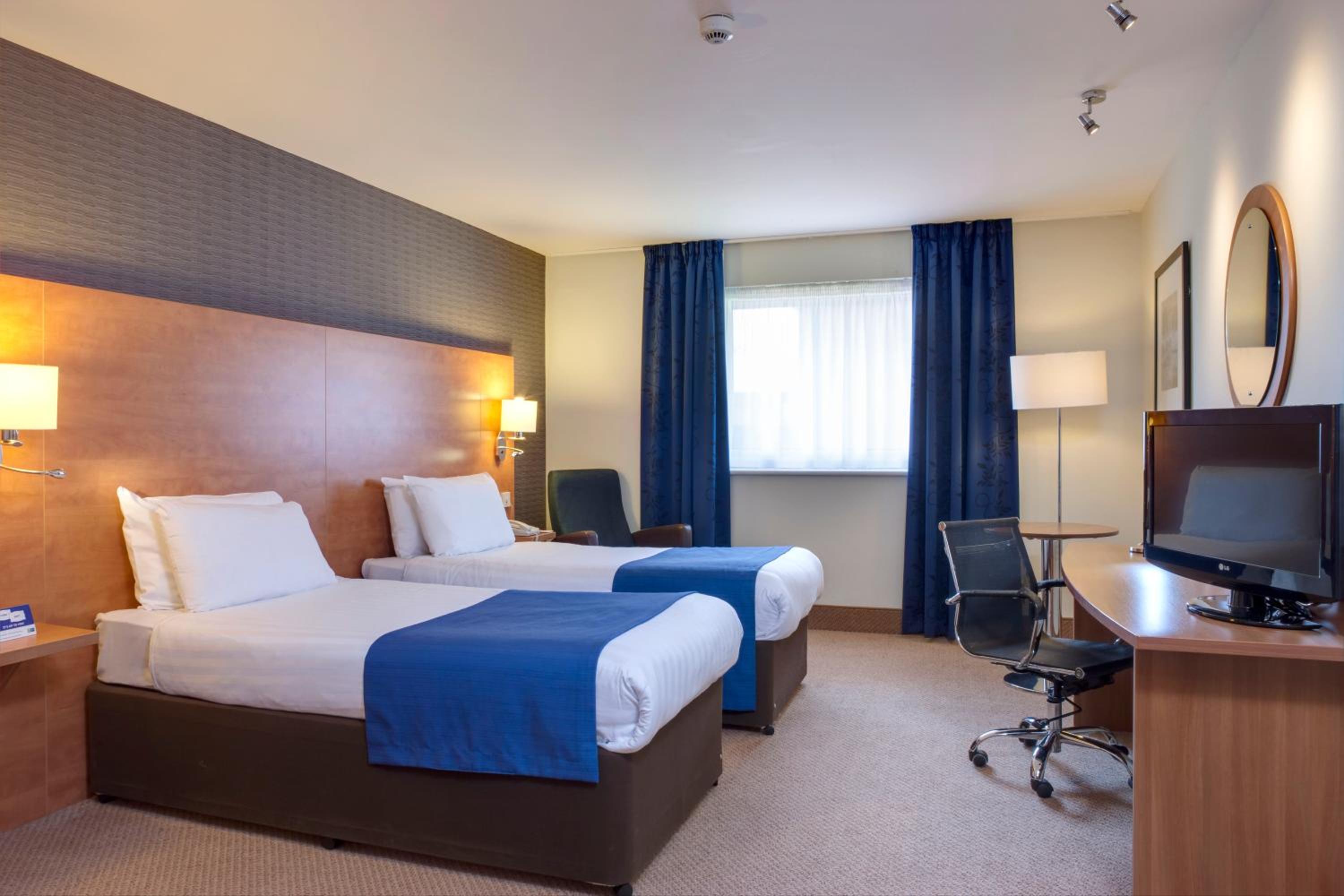 Standard Twin Room with Free Hot Breakfast - Photo 2