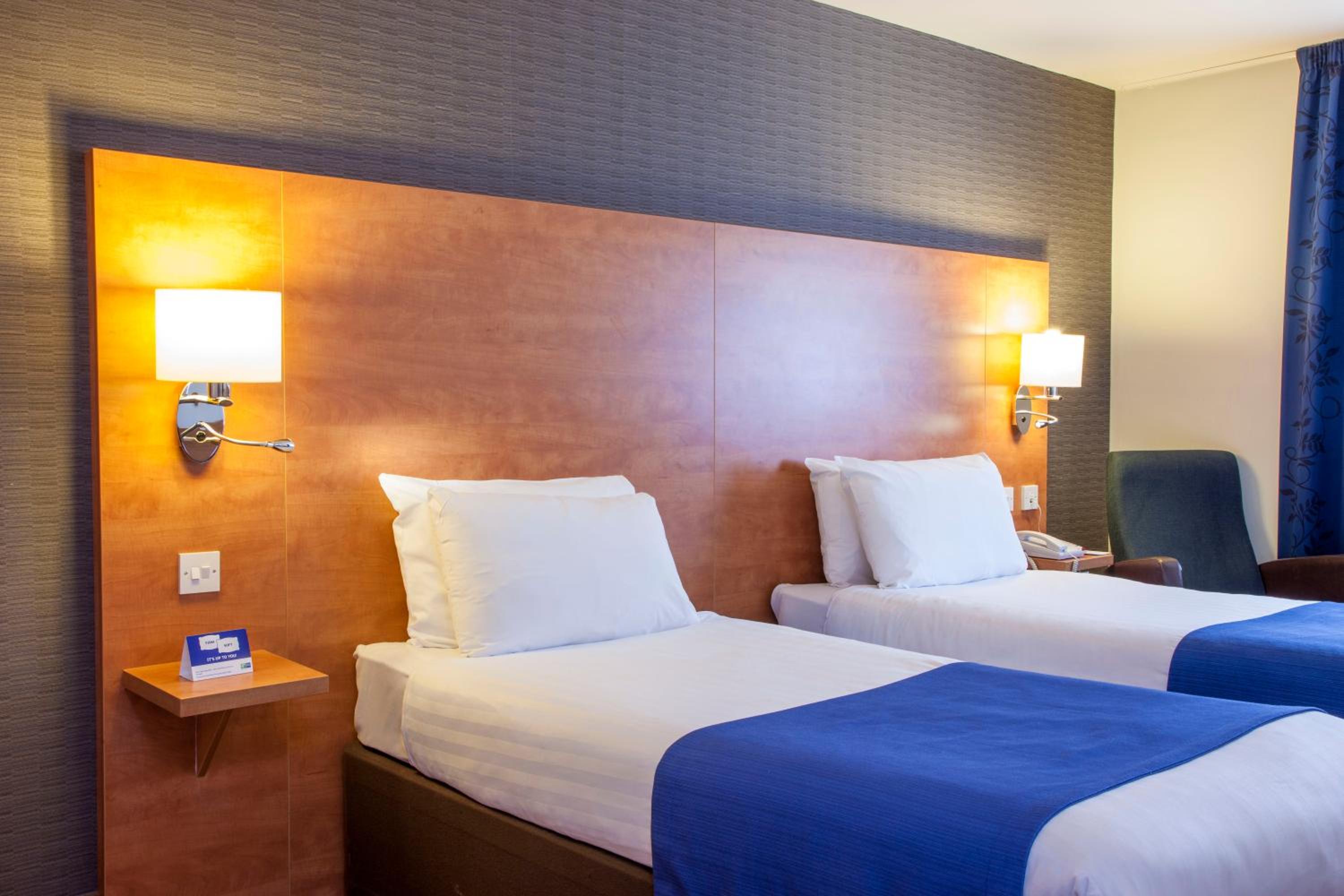 Standard Twin Room with Free Hot Breakfast - Photo 1