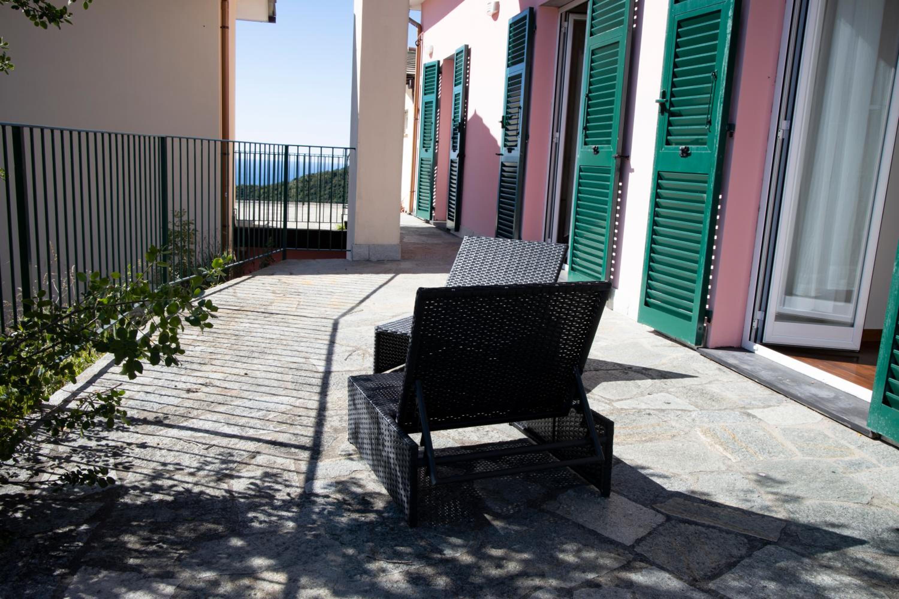 Deluxe Double Room with Balcony - Photo 9