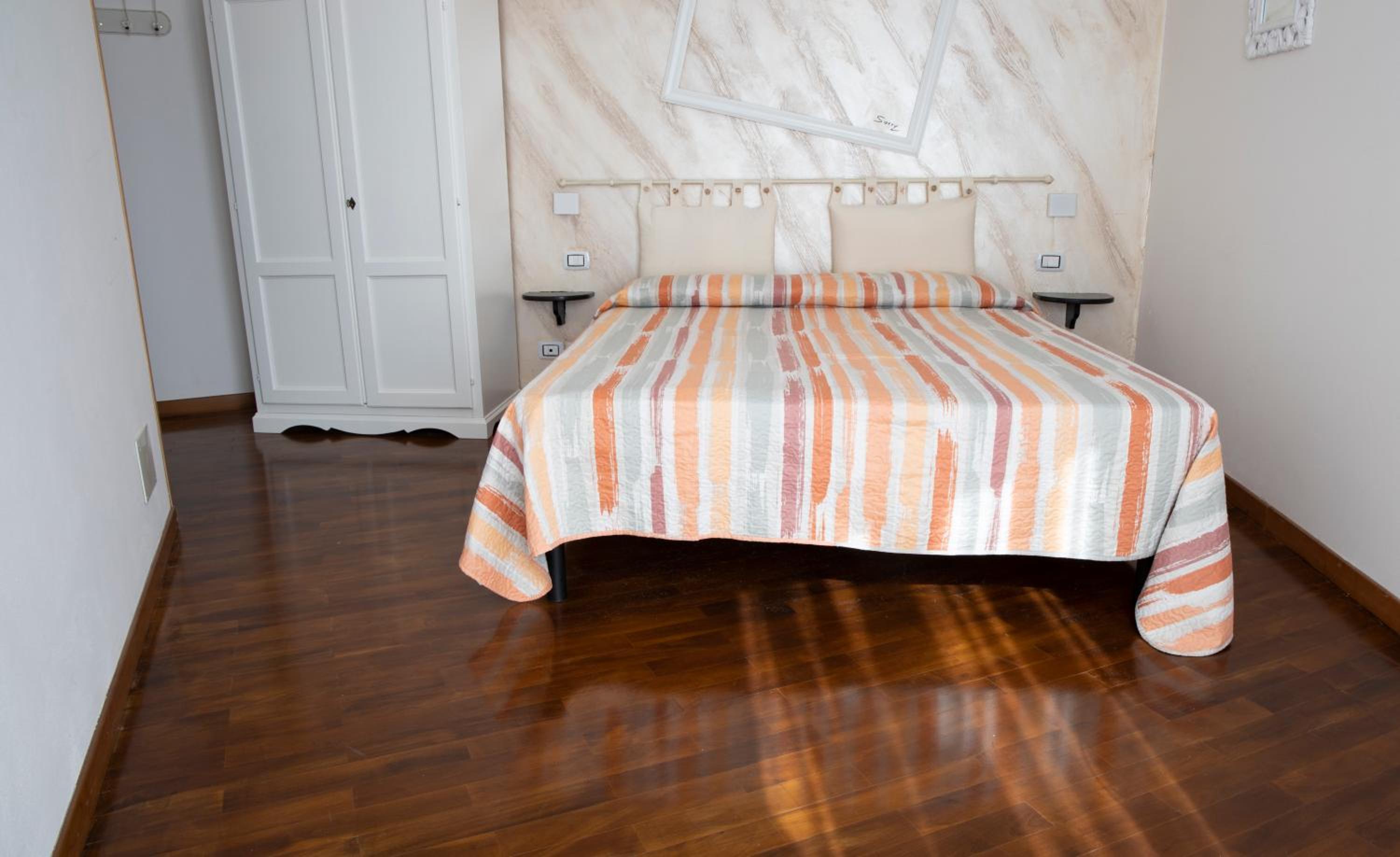Deluxe Double Room with Balcony - Photo 2