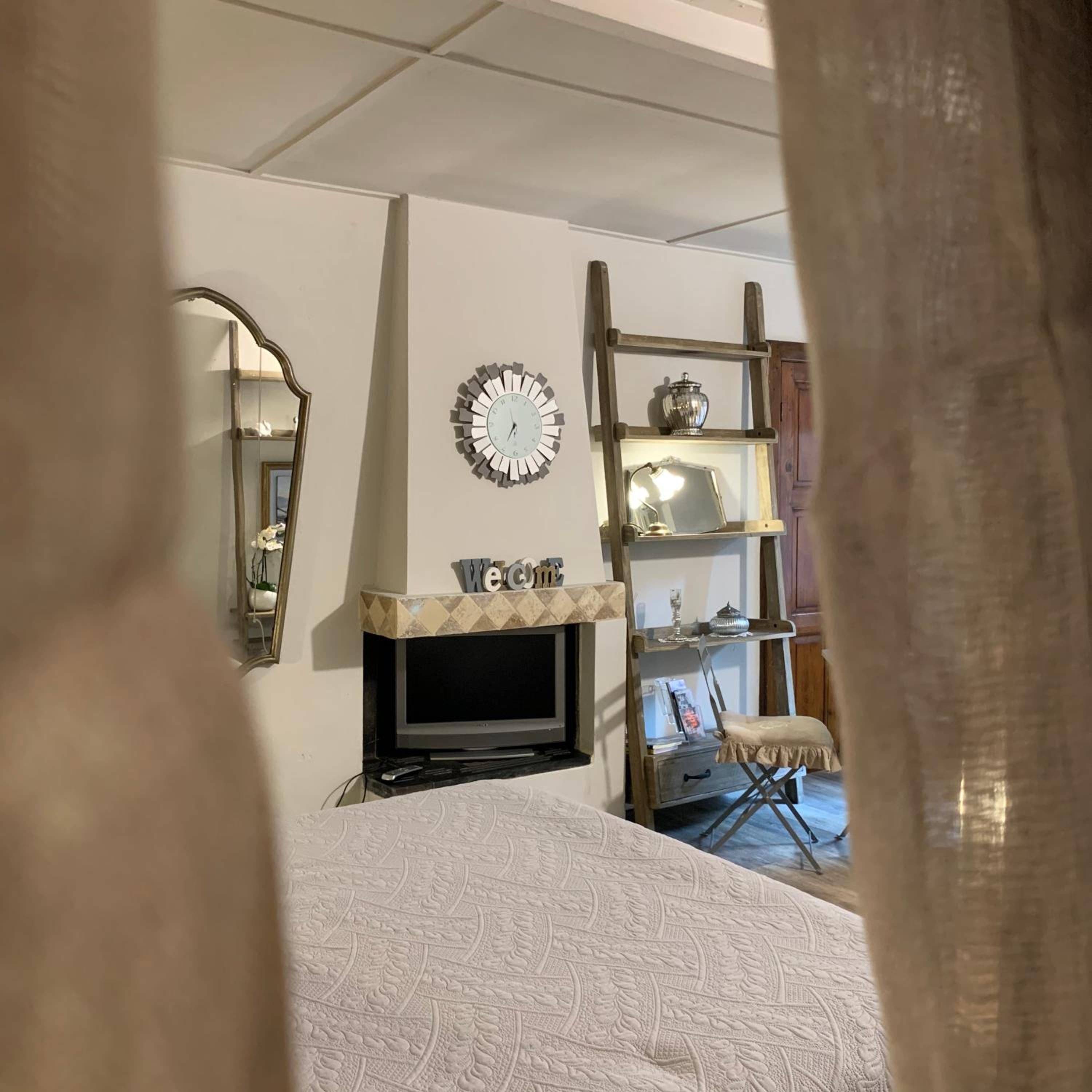 Studio Apartment - Photo 23