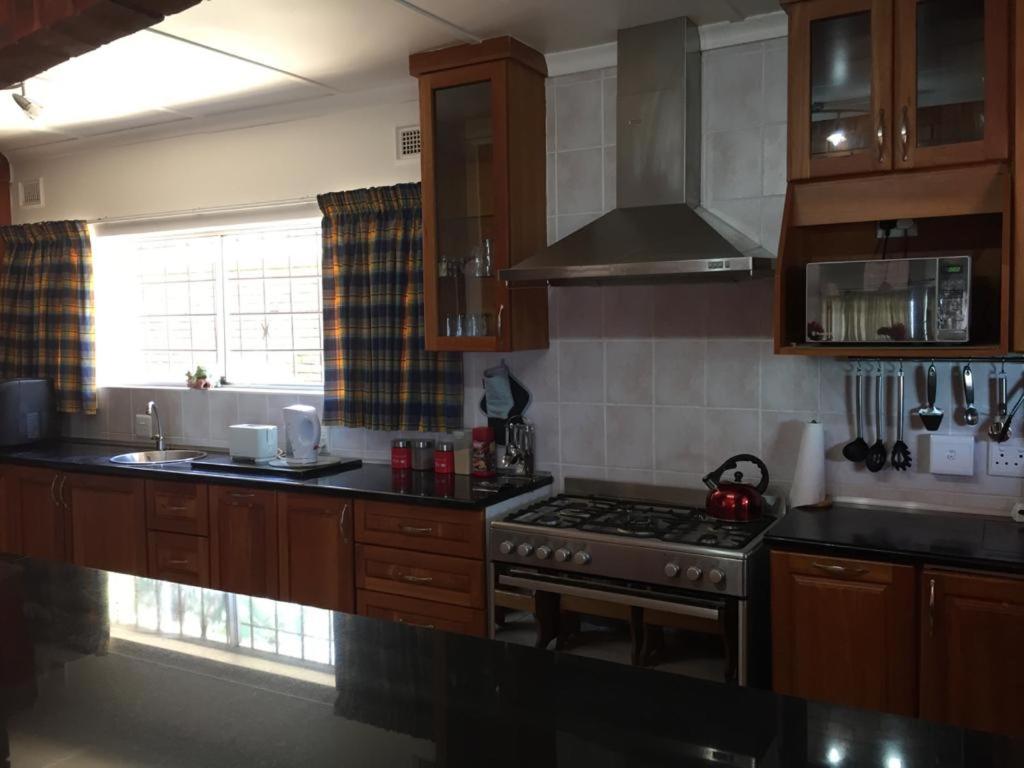 Five-Bedroom House - Photo 11