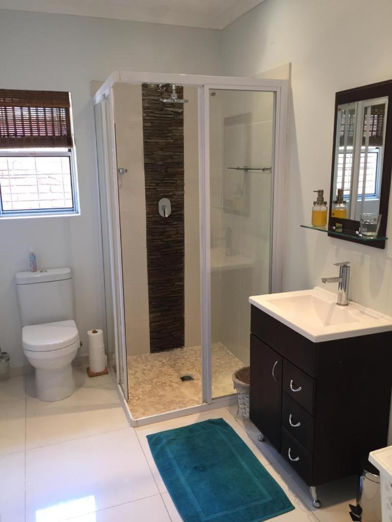 Five-Bedroom House - Photo 28