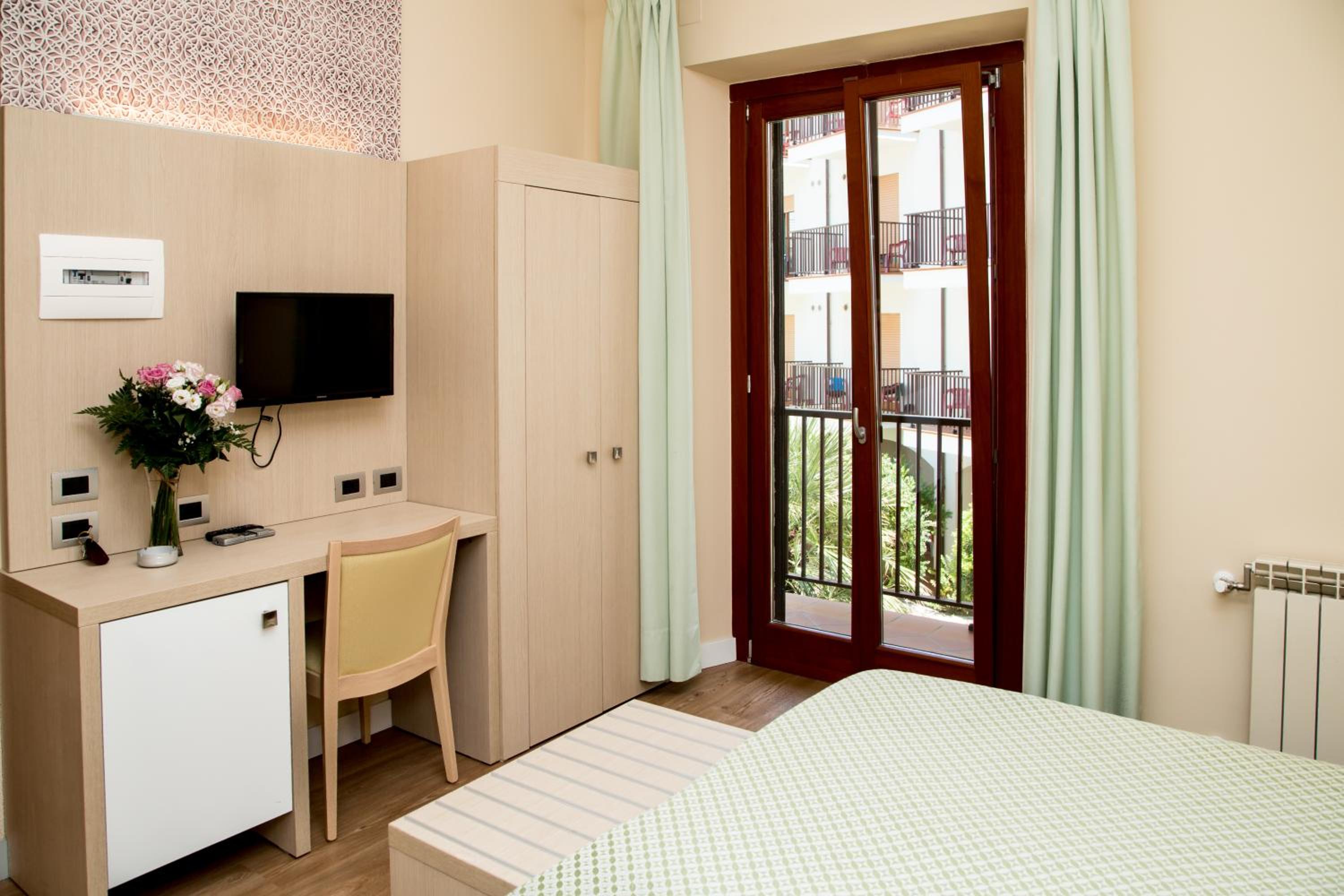 Superior Double or Twin Room with Garden View - Photo 12
