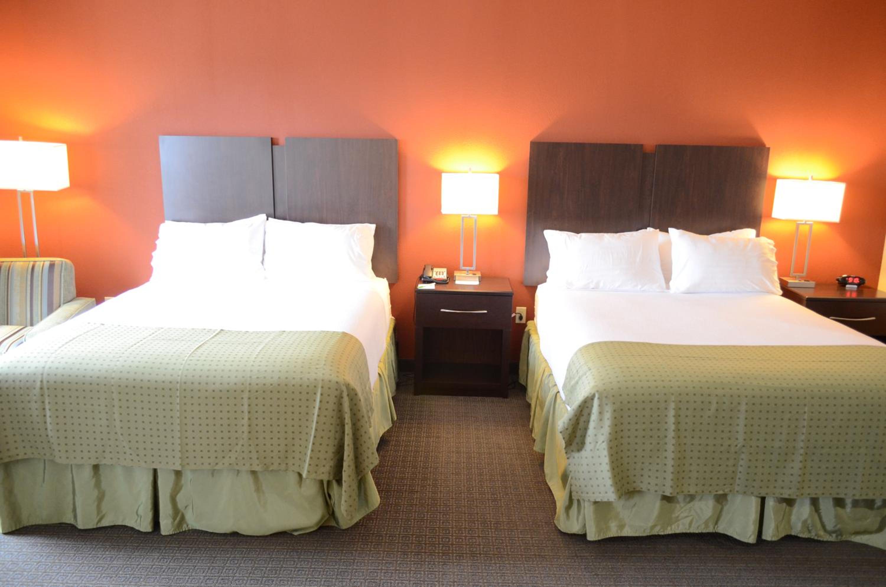 Deluxe Room With Two King Beds - Non-Smoking photo 2