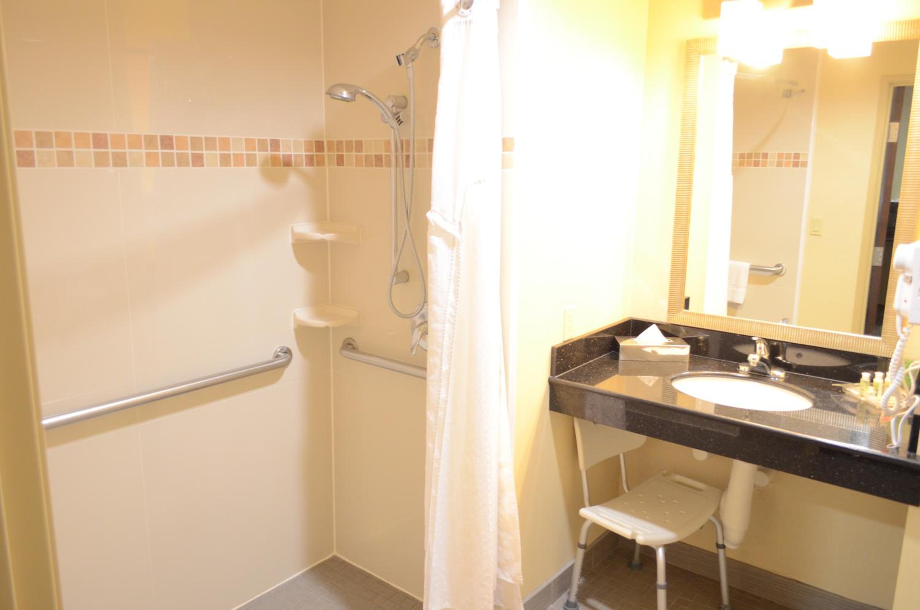 Queen Room - Disability Access - Photo 2