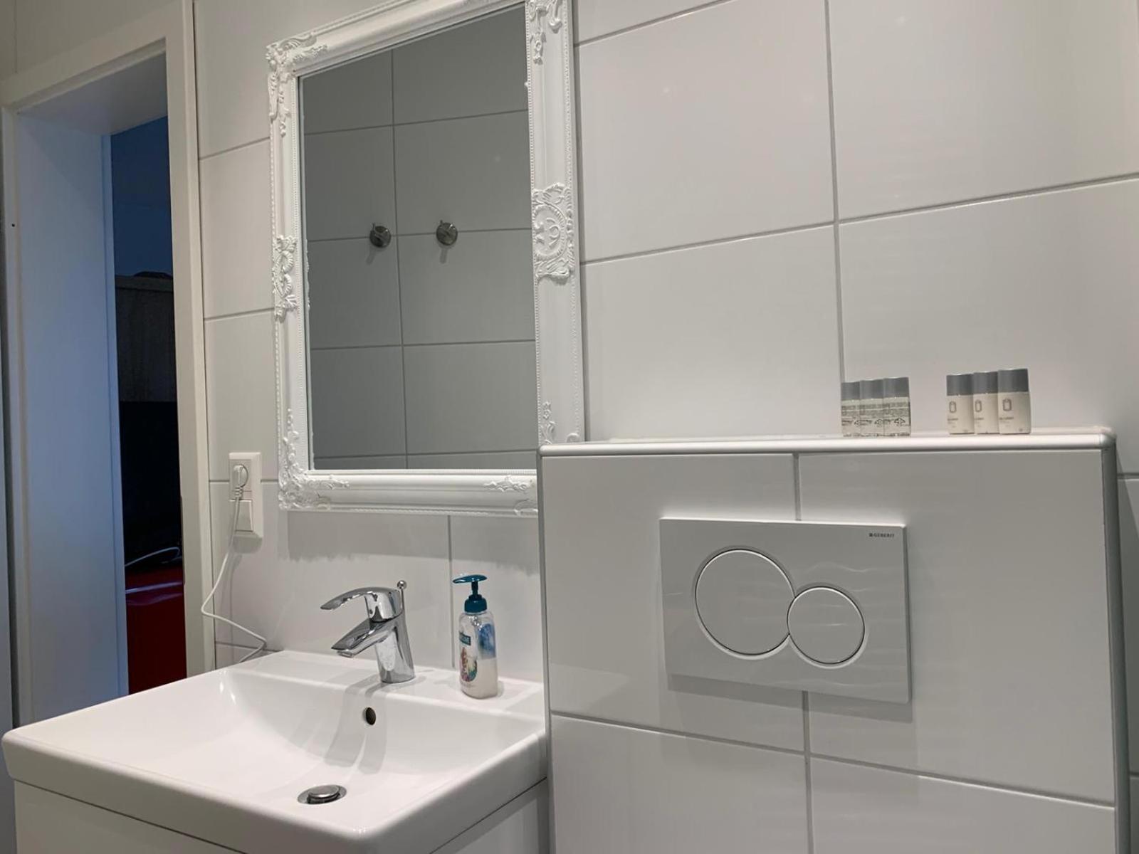 Twin Room with Bathroom - Photo 5