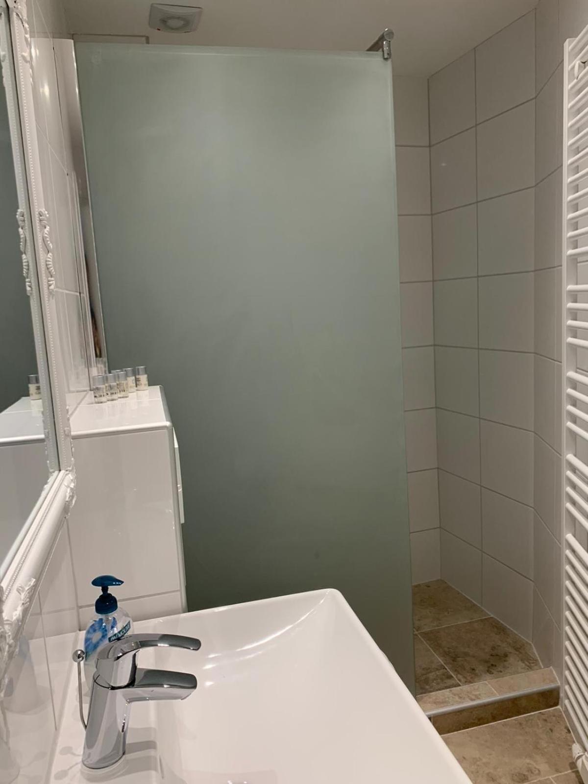 Twin Room with Bathroom - Photo 6