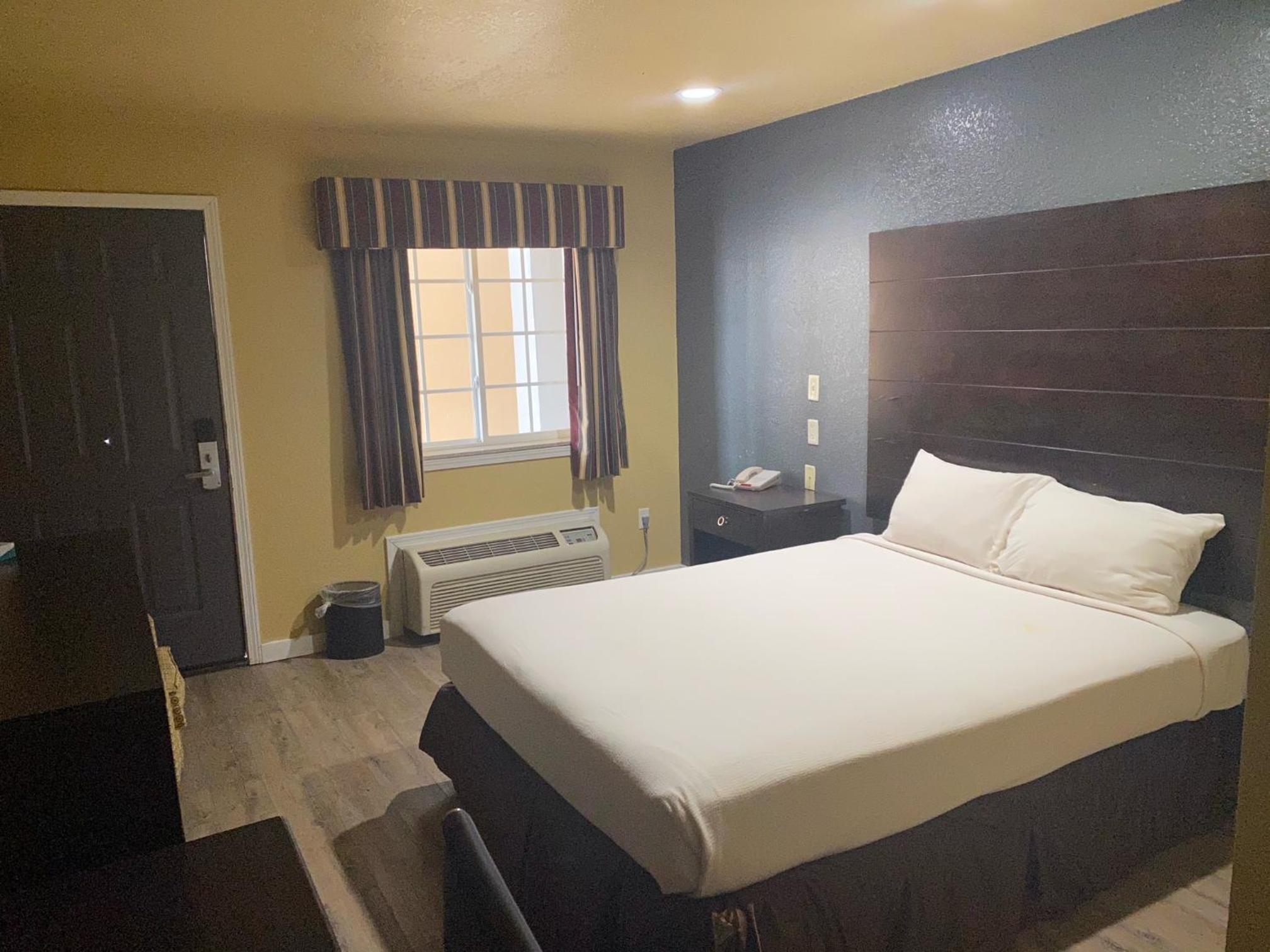 Queen Room photo 1