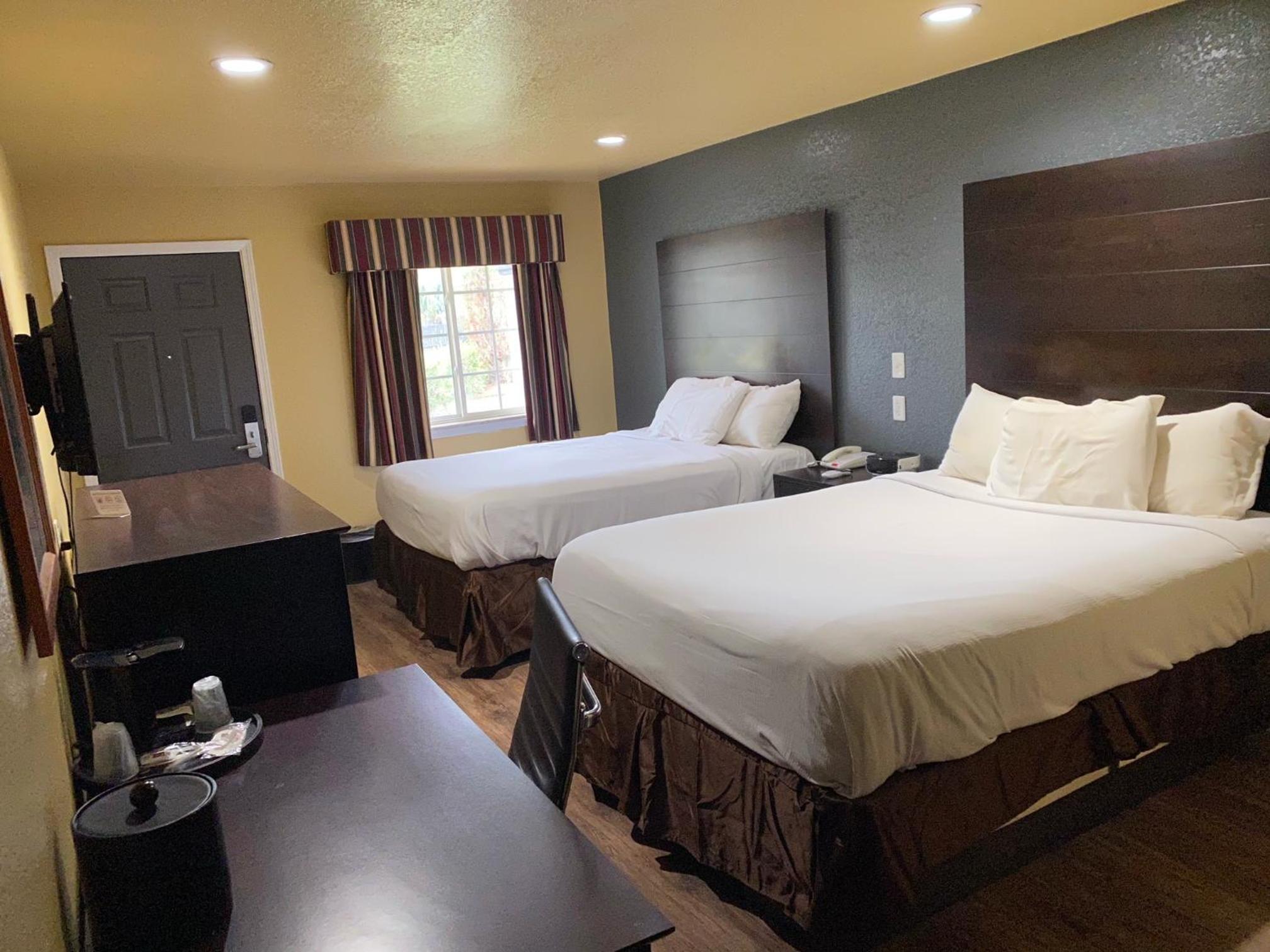 Queen Room with Two Queen Beds - Disability Access photo 3