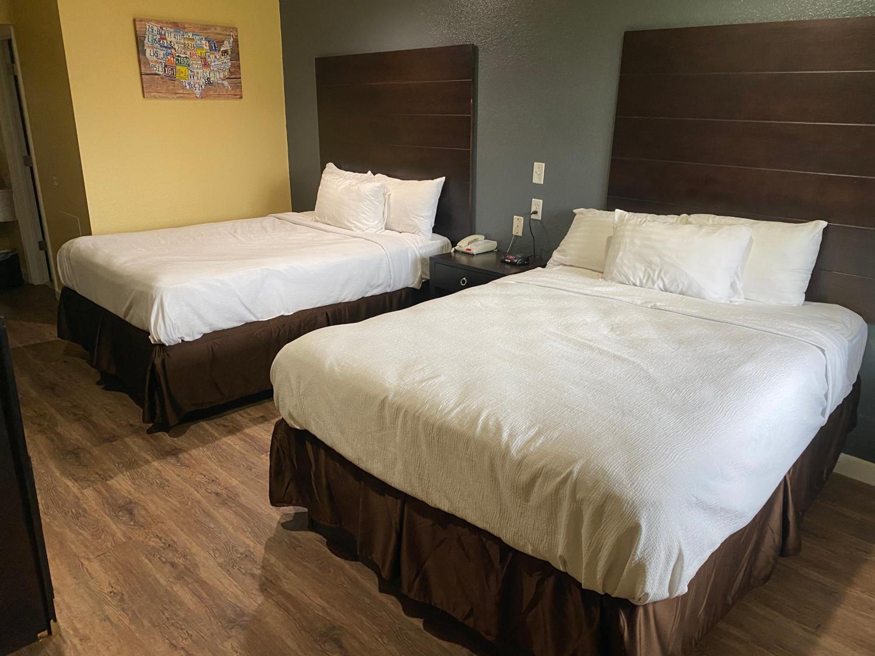 Queen Room with Two Queen Beds photo 3