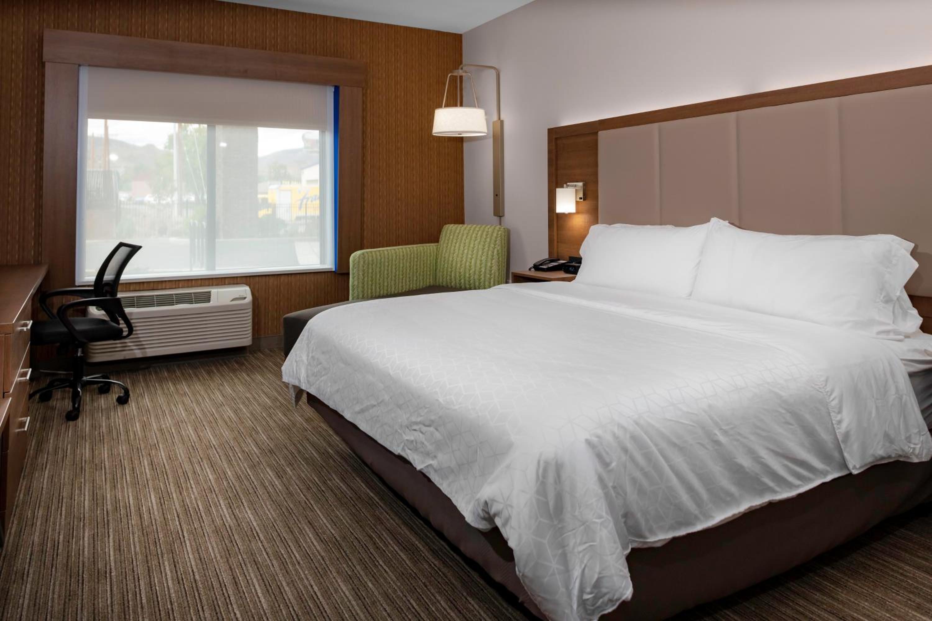 Standard King Room - Photo 10