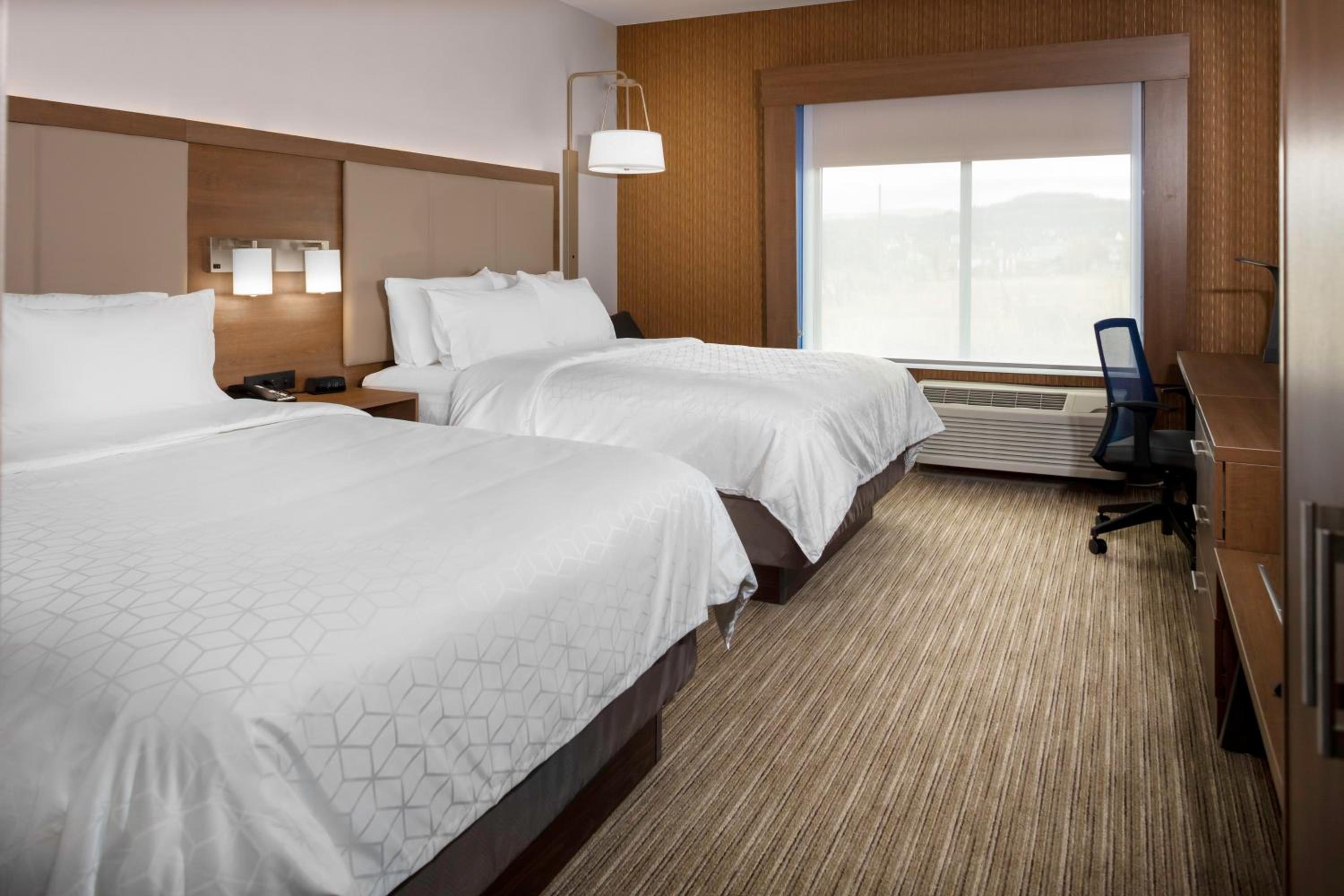 Standard Queen Room with Two Queen Beds - Photo 6