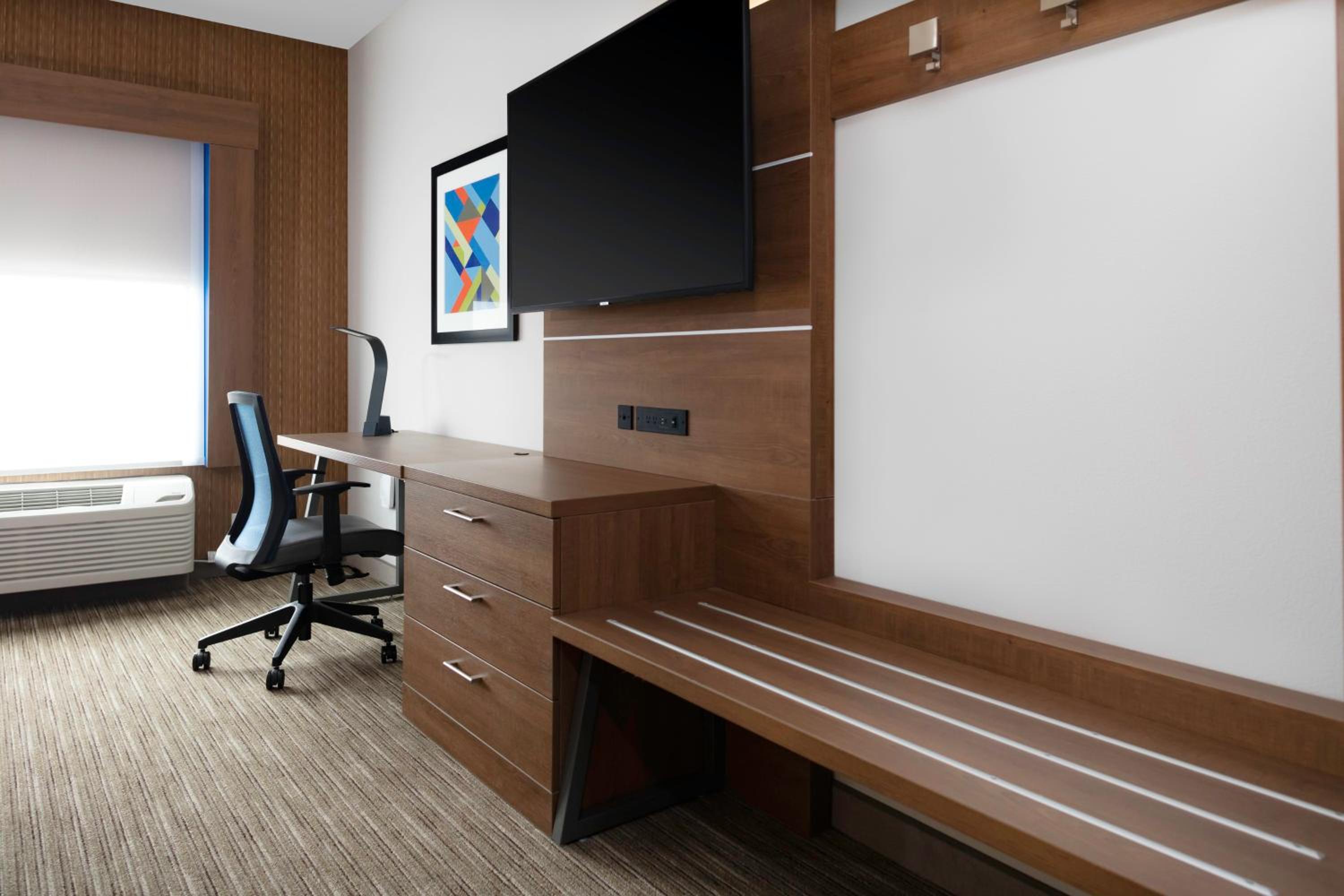 Standard King Room - Photo 9