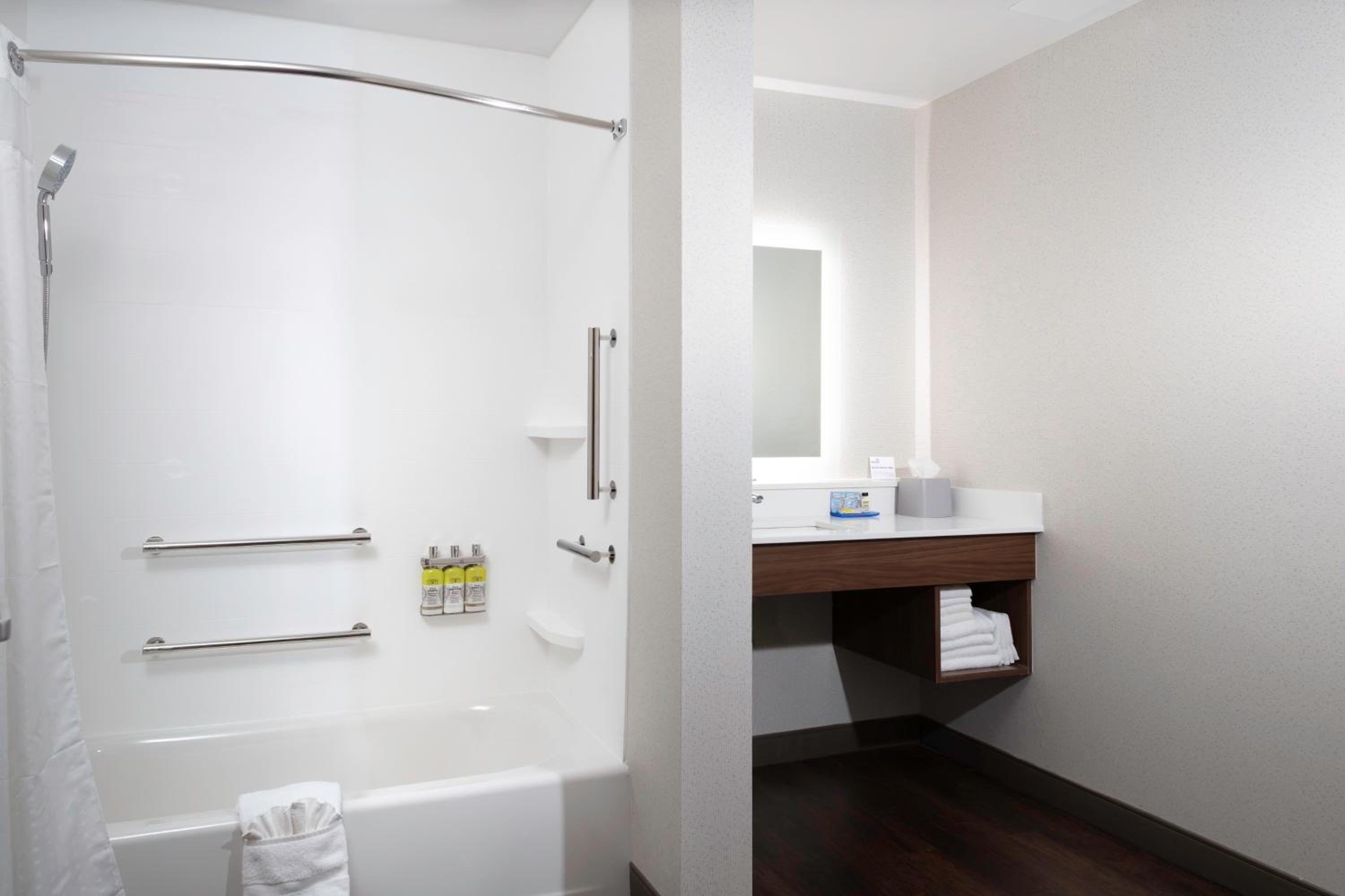 Suite - Only Hearing Accessible - Photo 4