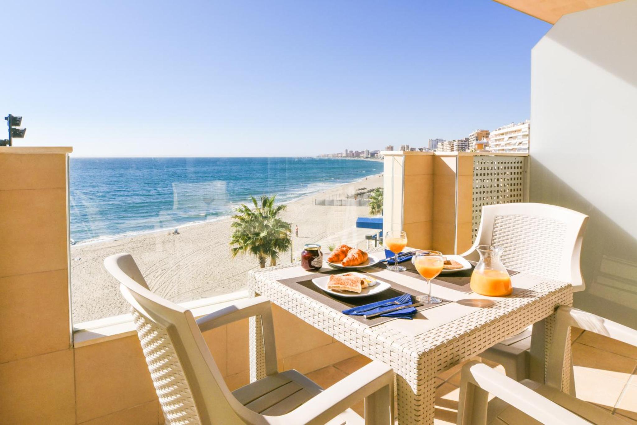 One-Bedroom Apartment with Frontal Sea View photo 2