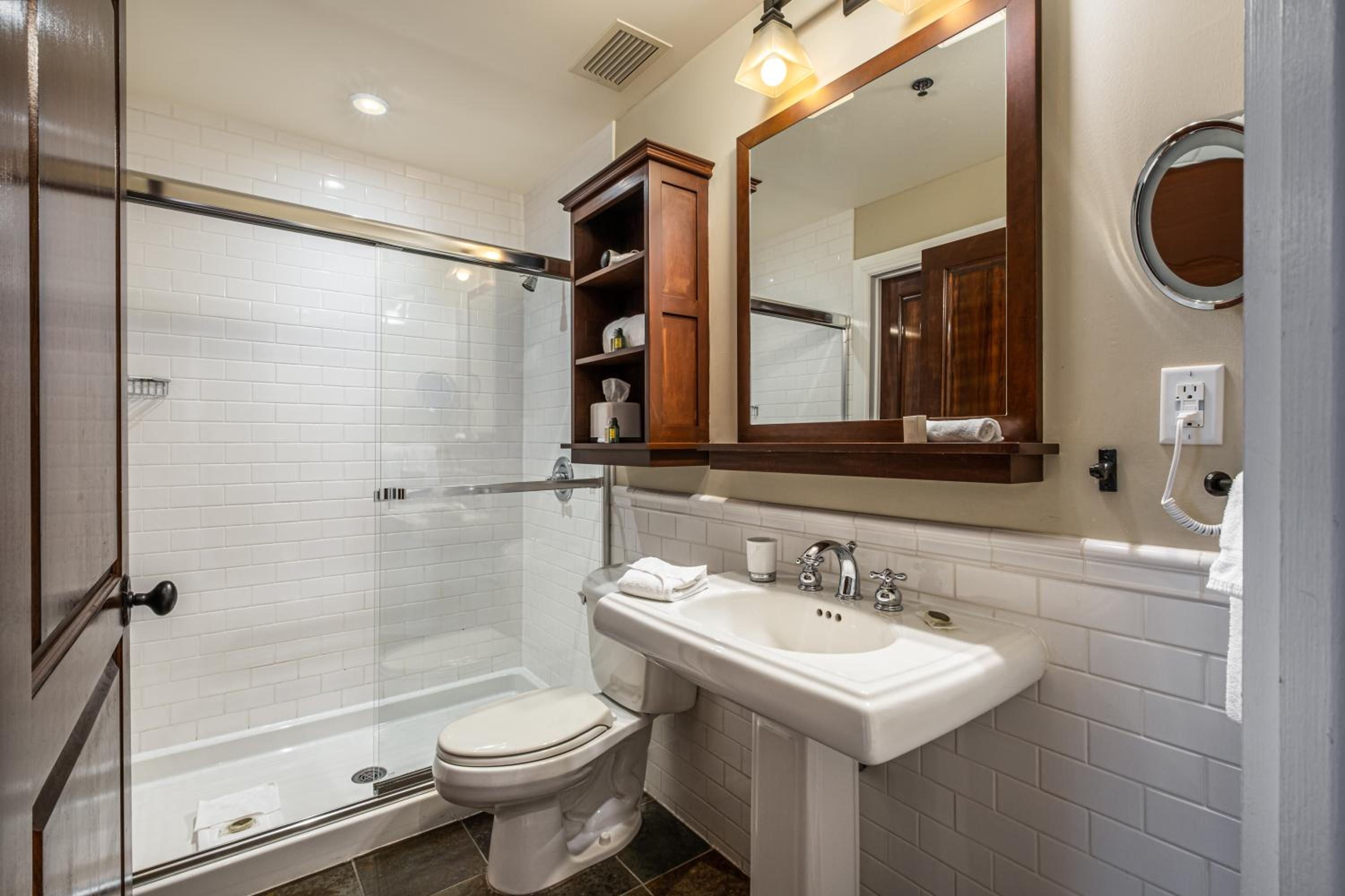 Three-Bedroom Suite - Photo 6