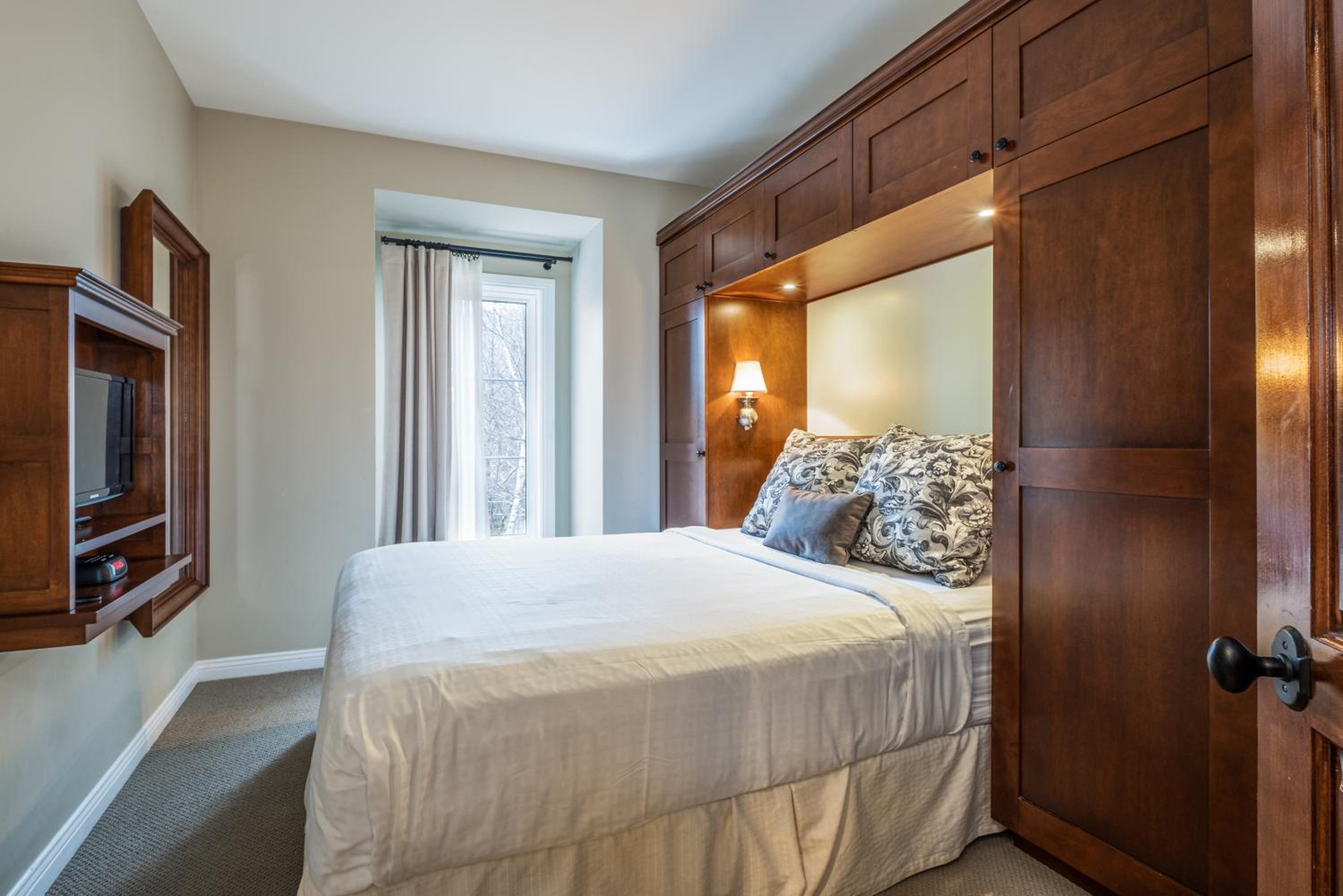Three-Bedroom Suite - Photo 10