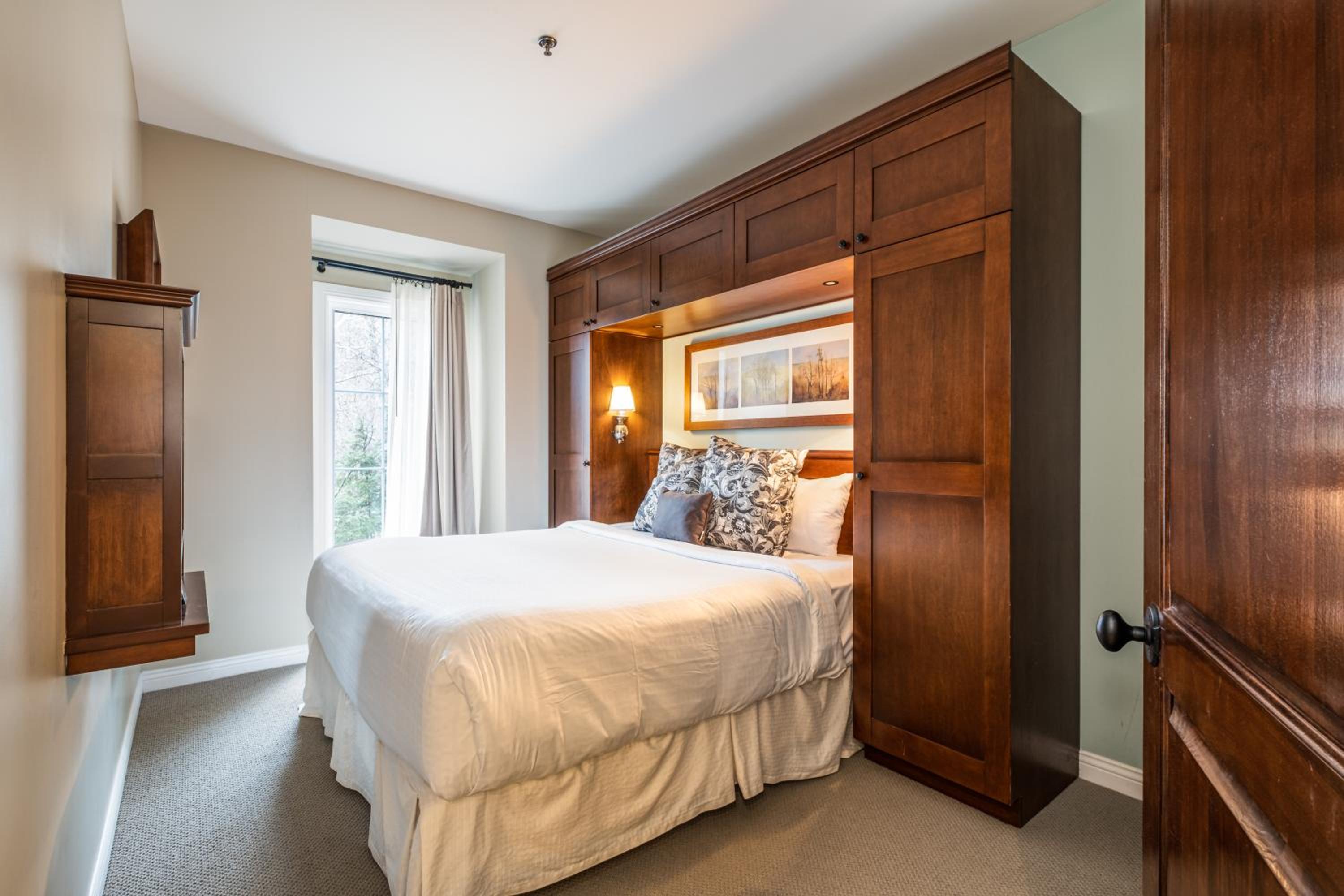 Three-Bedroom Suite - Photo 9