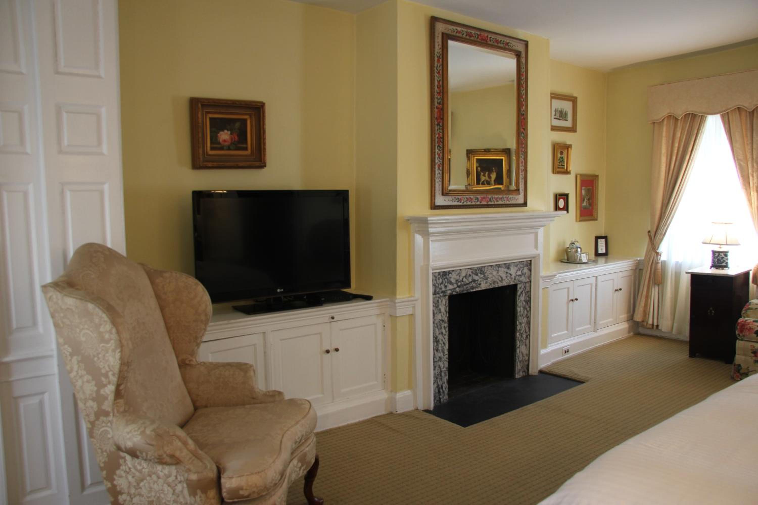 Queen Room with Garden View thumbnail 6