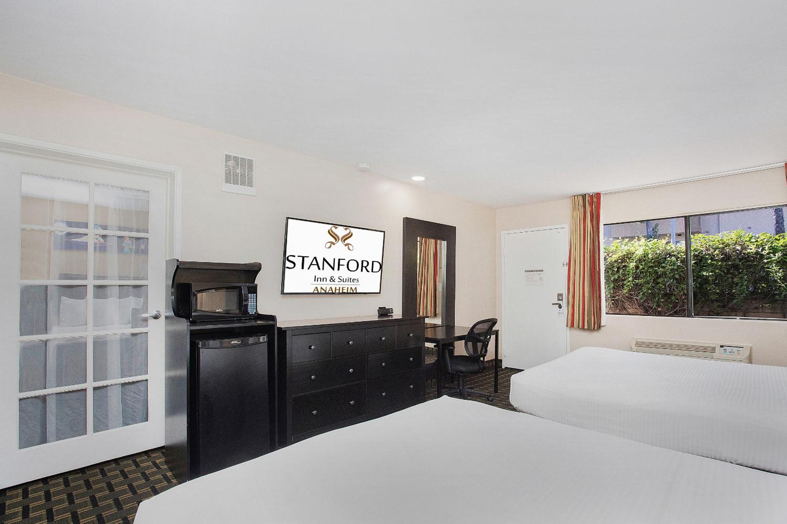 Suite with Two Bathrooms - Photo 2