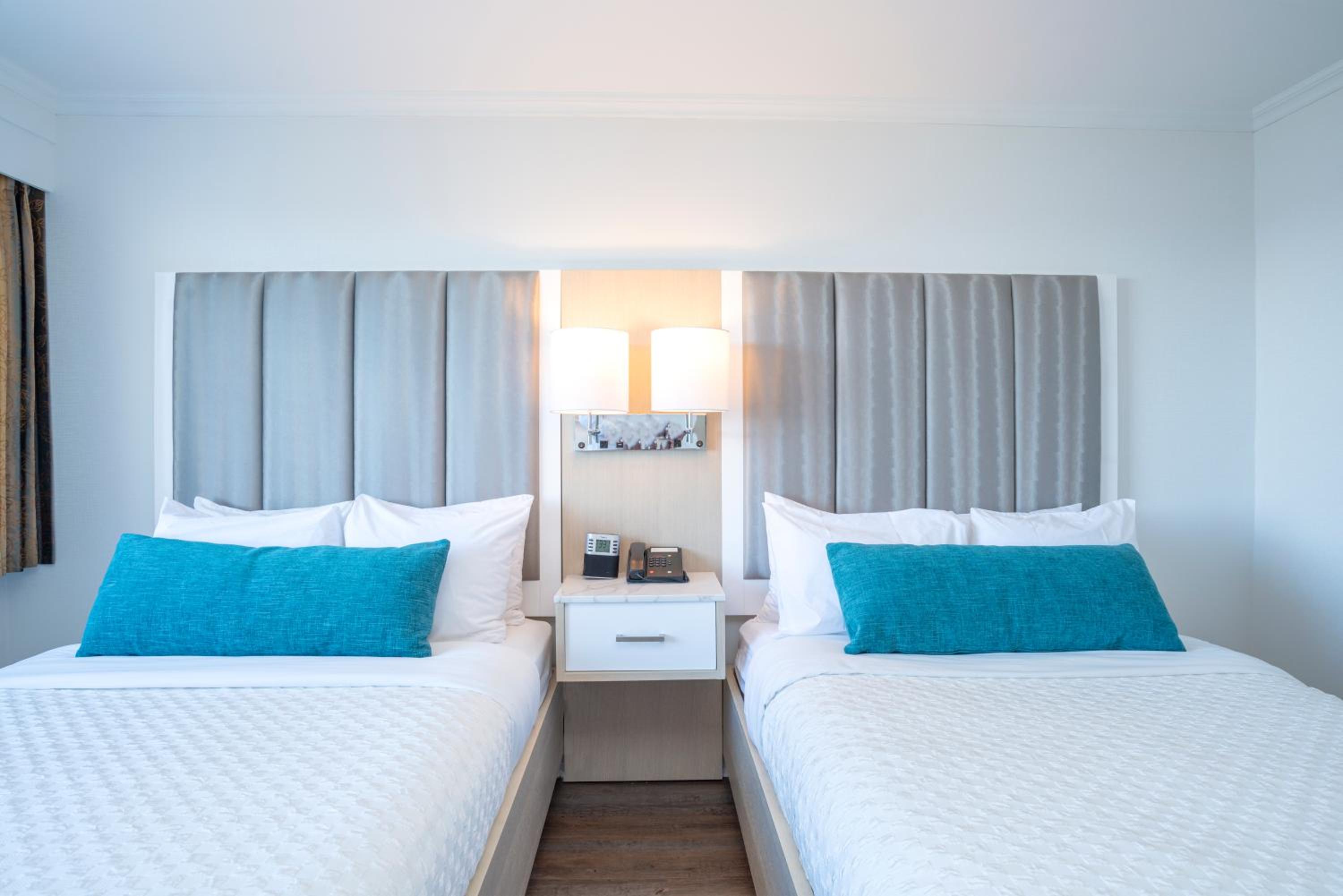 Double Room with Two Double Beds and Harbor View - Photo 7