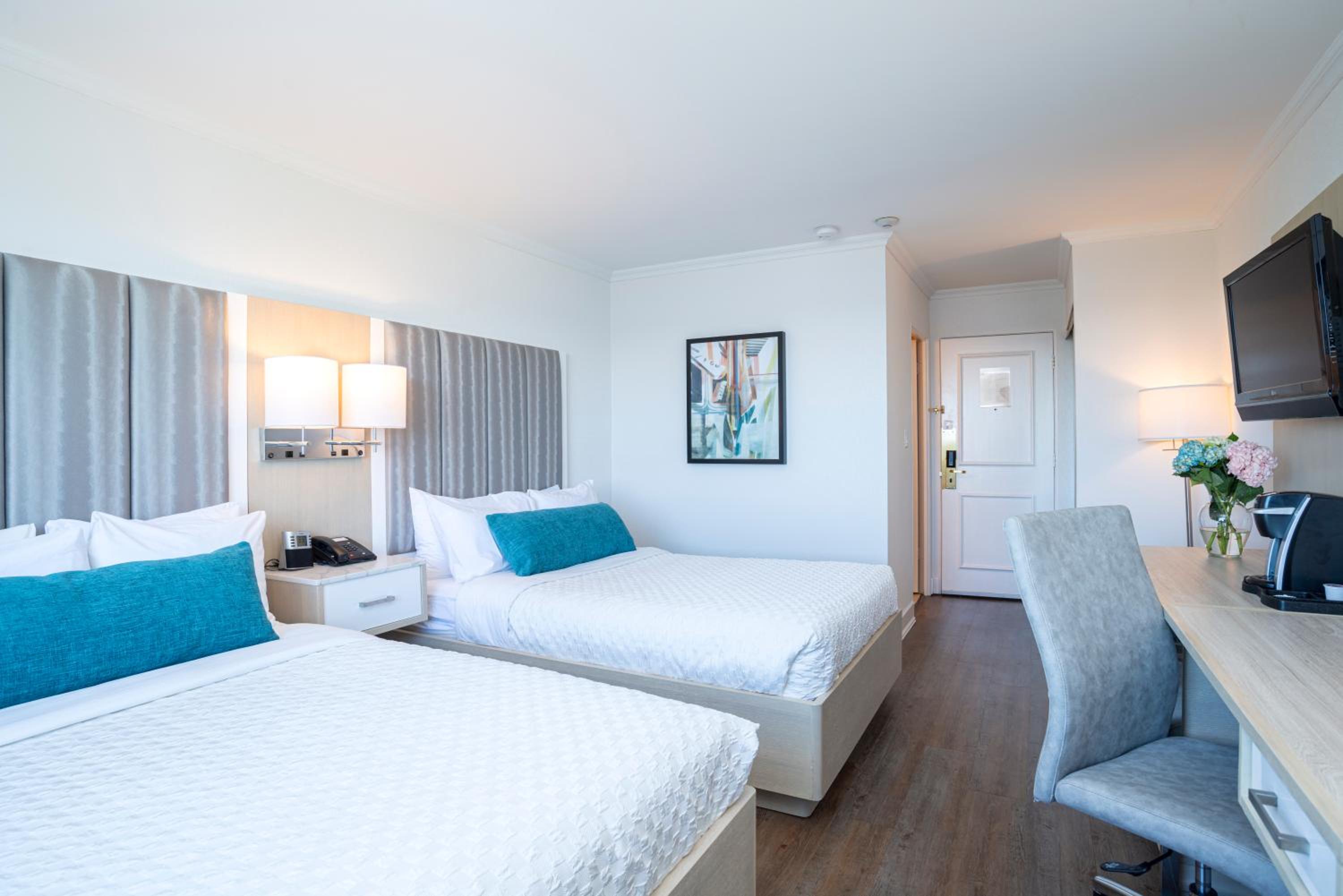 Double Room with Two Double Beds and Harbor View - Photo 9