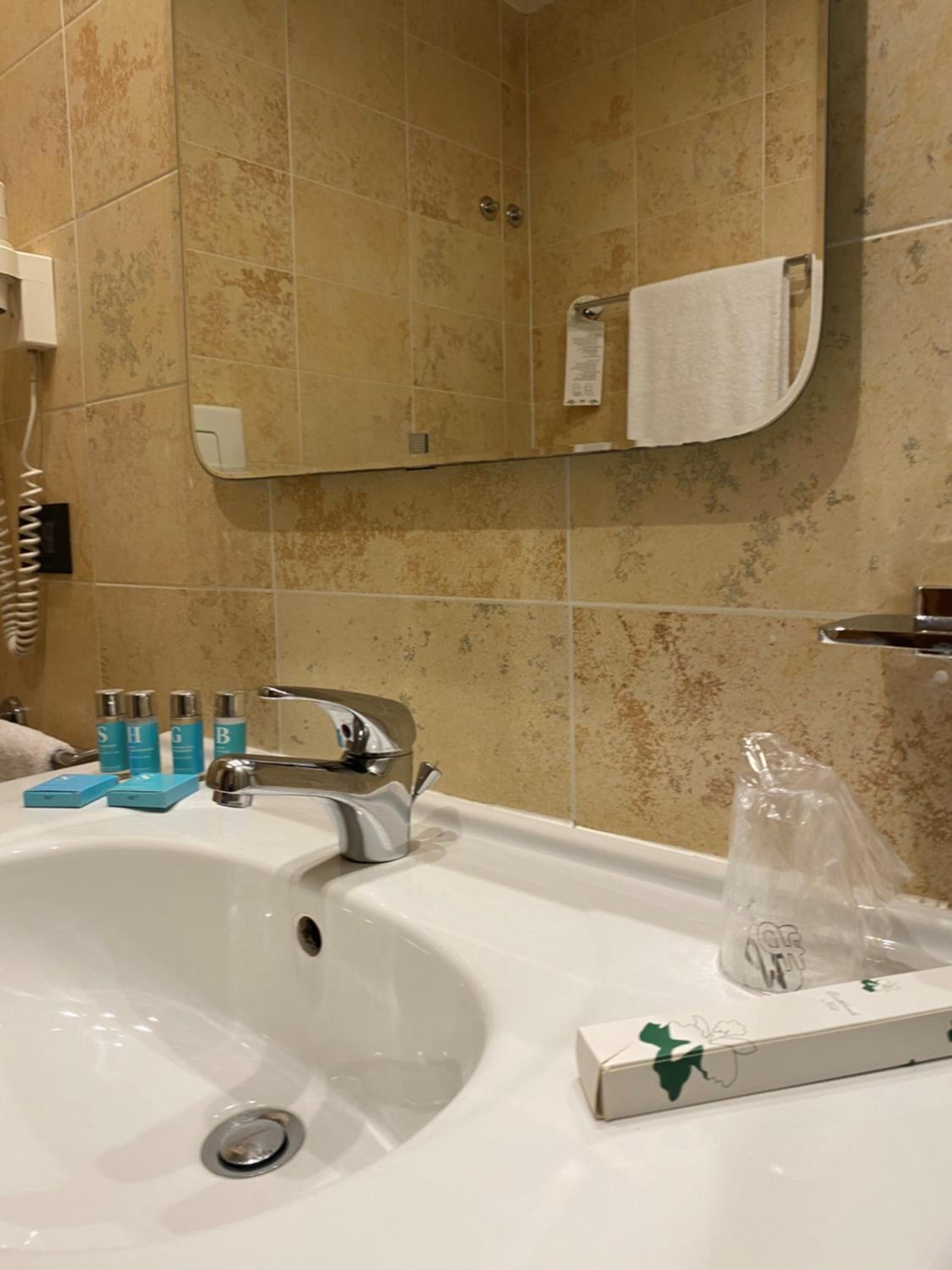 Double or Twin Room - Photo 5