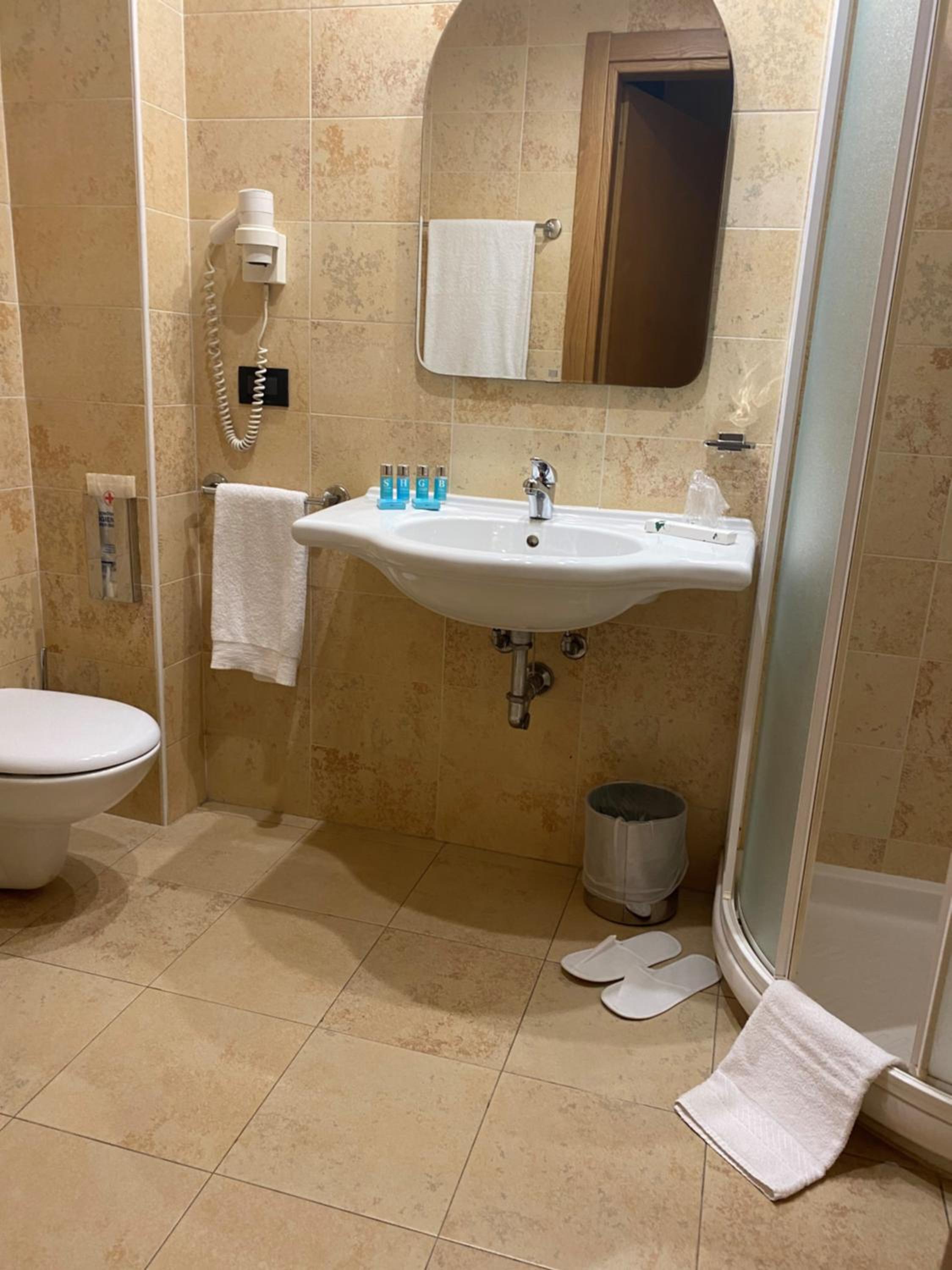 Double or Twin Room - Photo 12