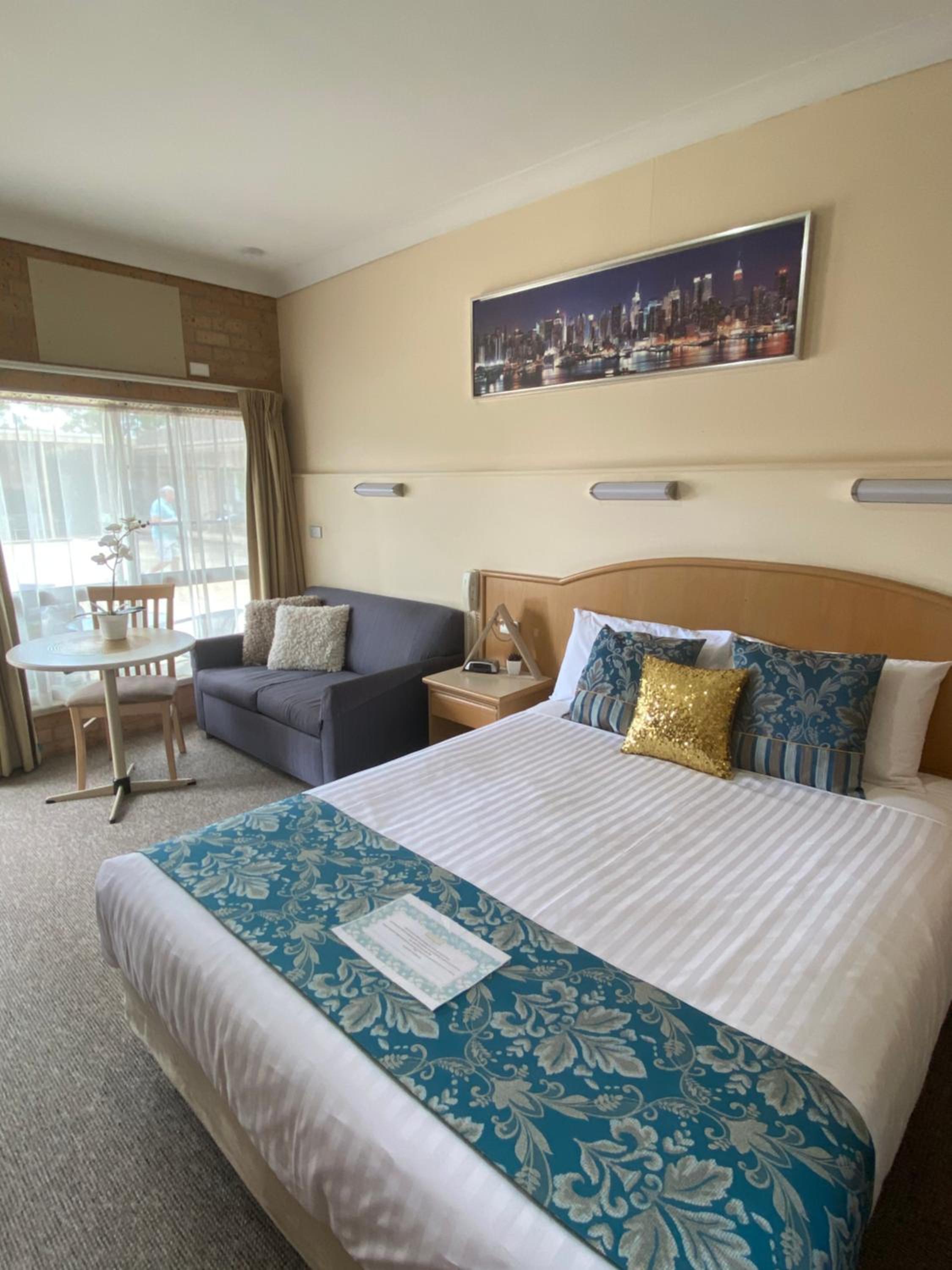 Queen Room photo 1