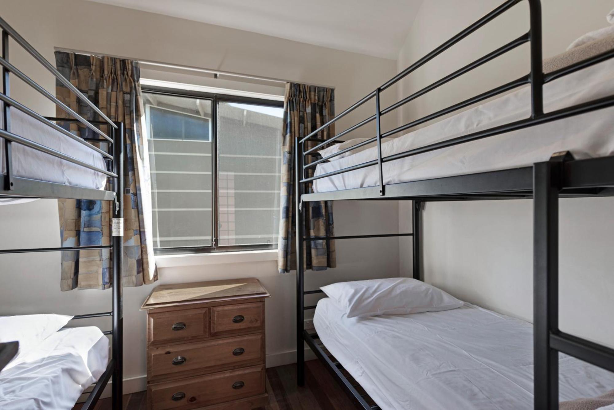 Deluxe 2 Bedroom Cabin - Sleeps 6 photo 3