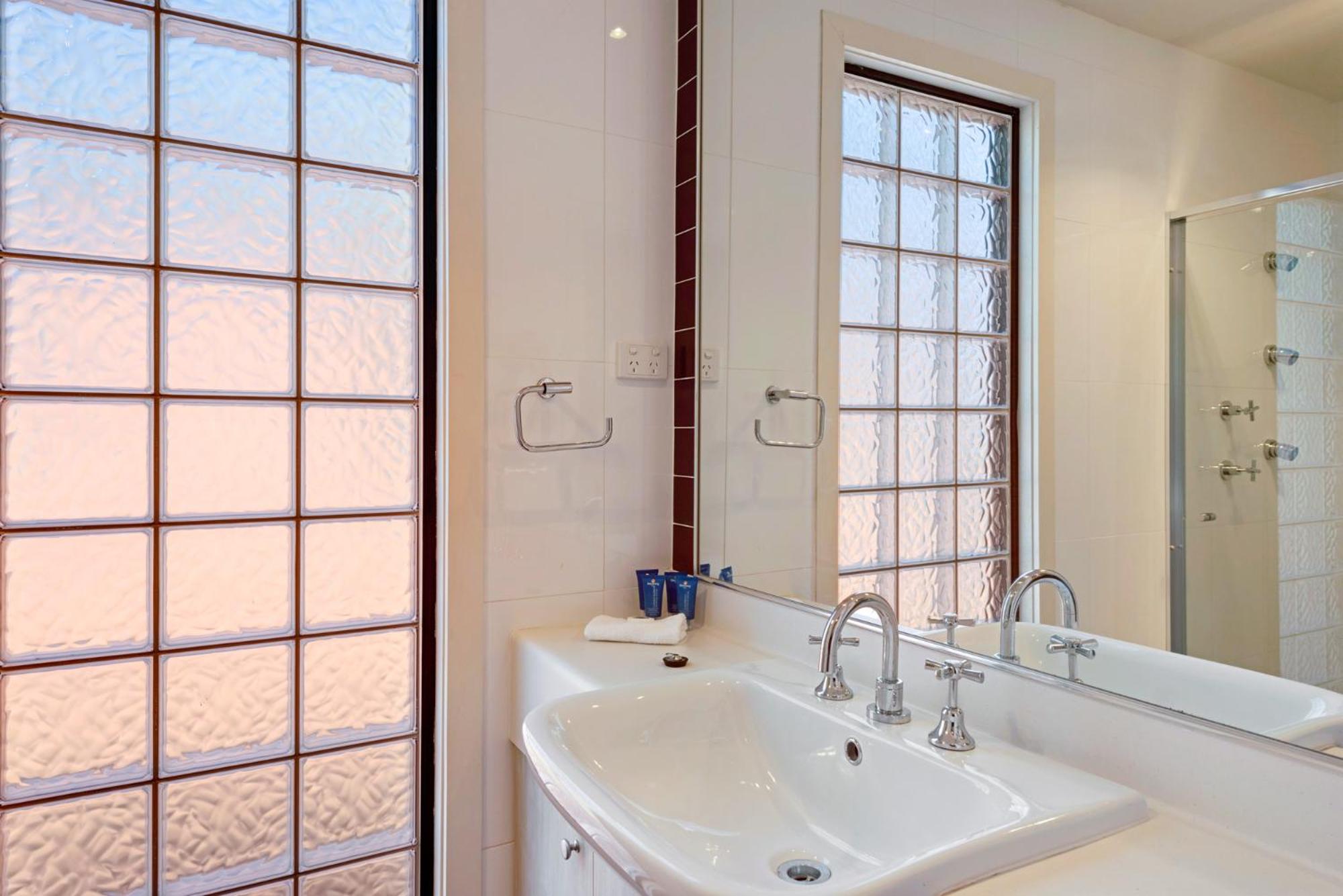 Deluxe 2 Bedroom Cabin - Sleeps 6 photo 2