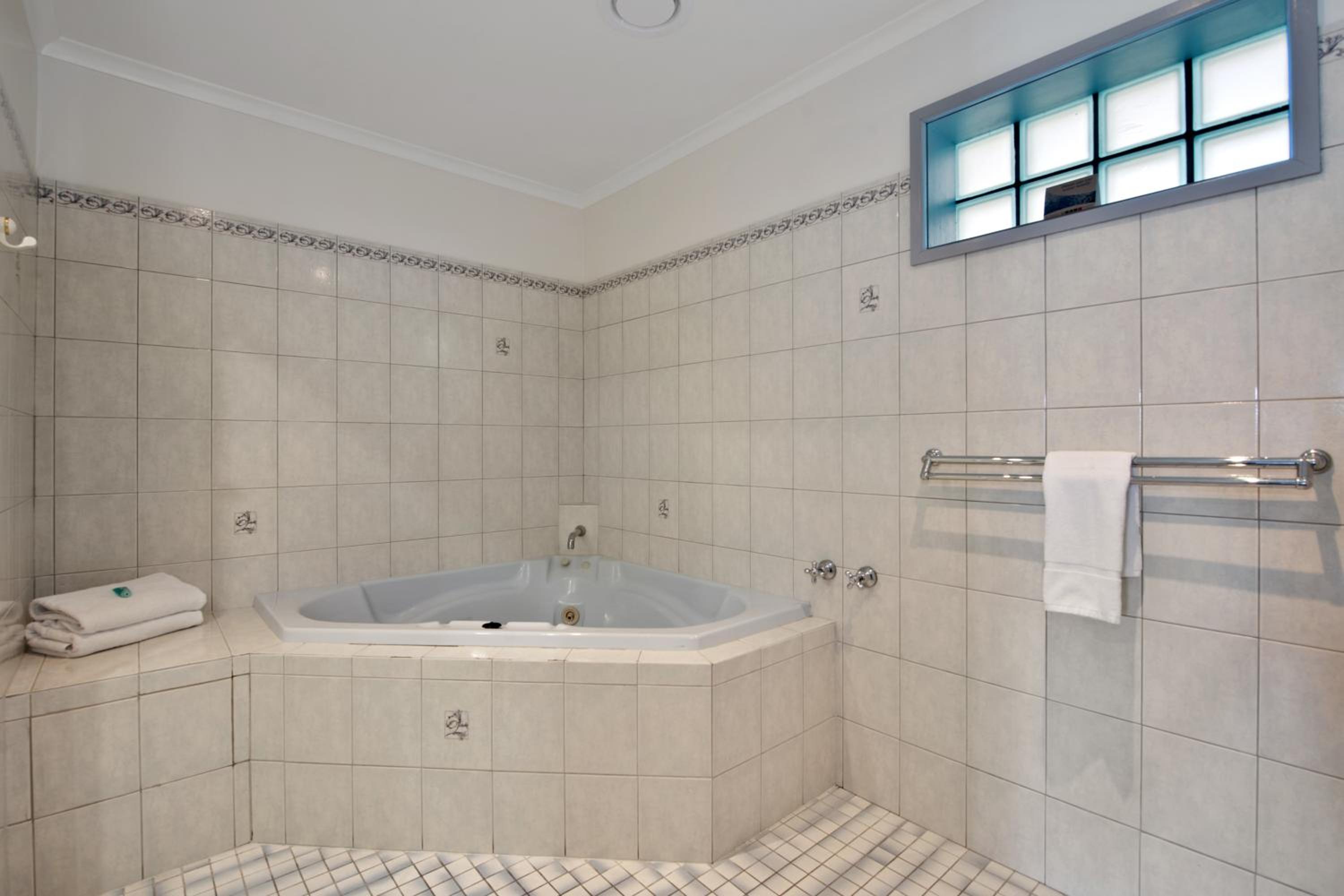 Superior King Spa Suite photo 3