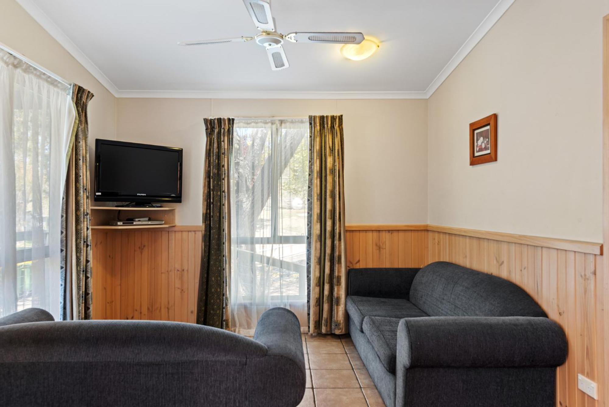Deluxe 2 Bedroom Cabin - Sleeps 6