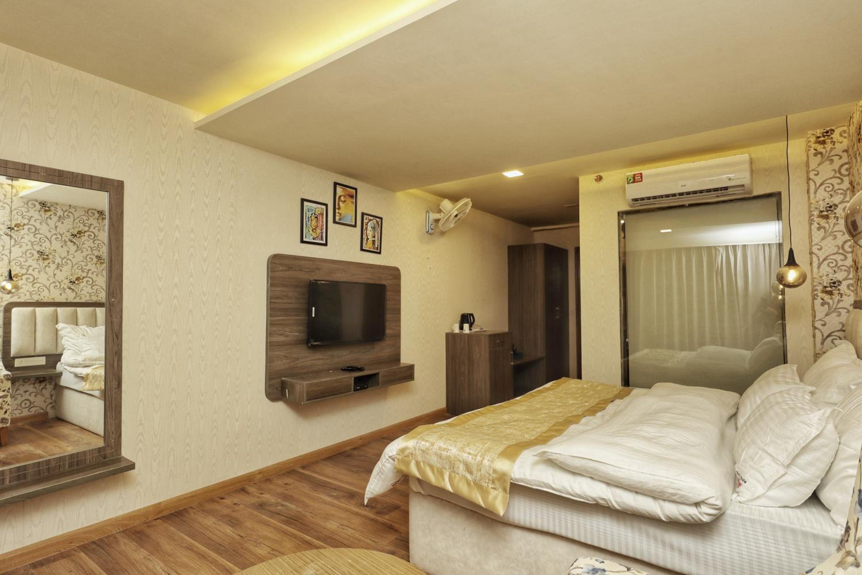 Deluxe Double Room (2 Adults + 1 Child) photo 1