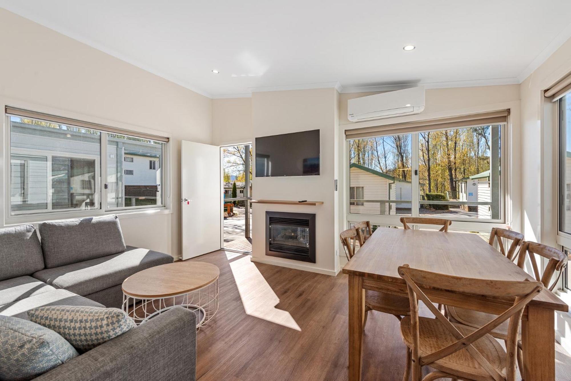 Deluxe 2 Bedroom Cabin - Fireplace