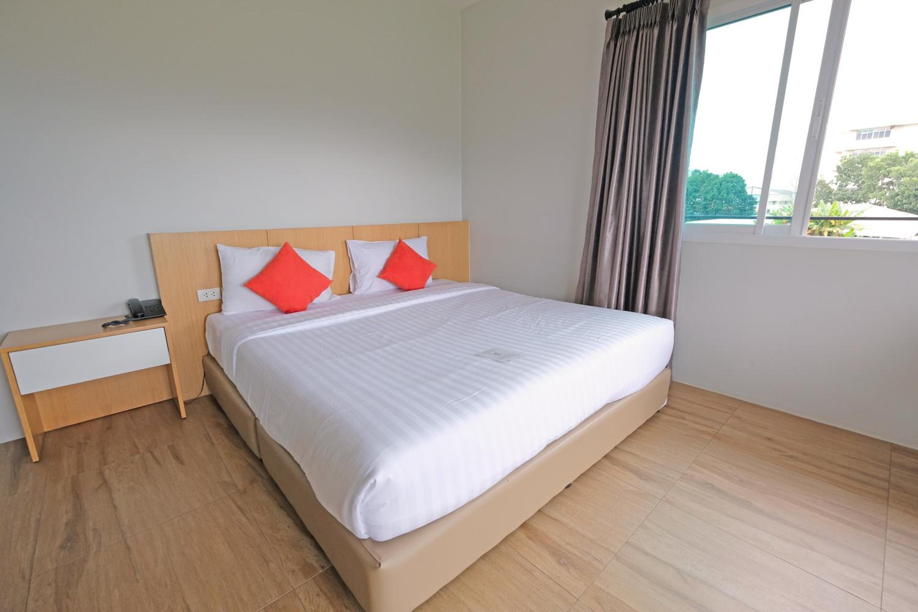 Deluxe Double Room with Balcony photo 2