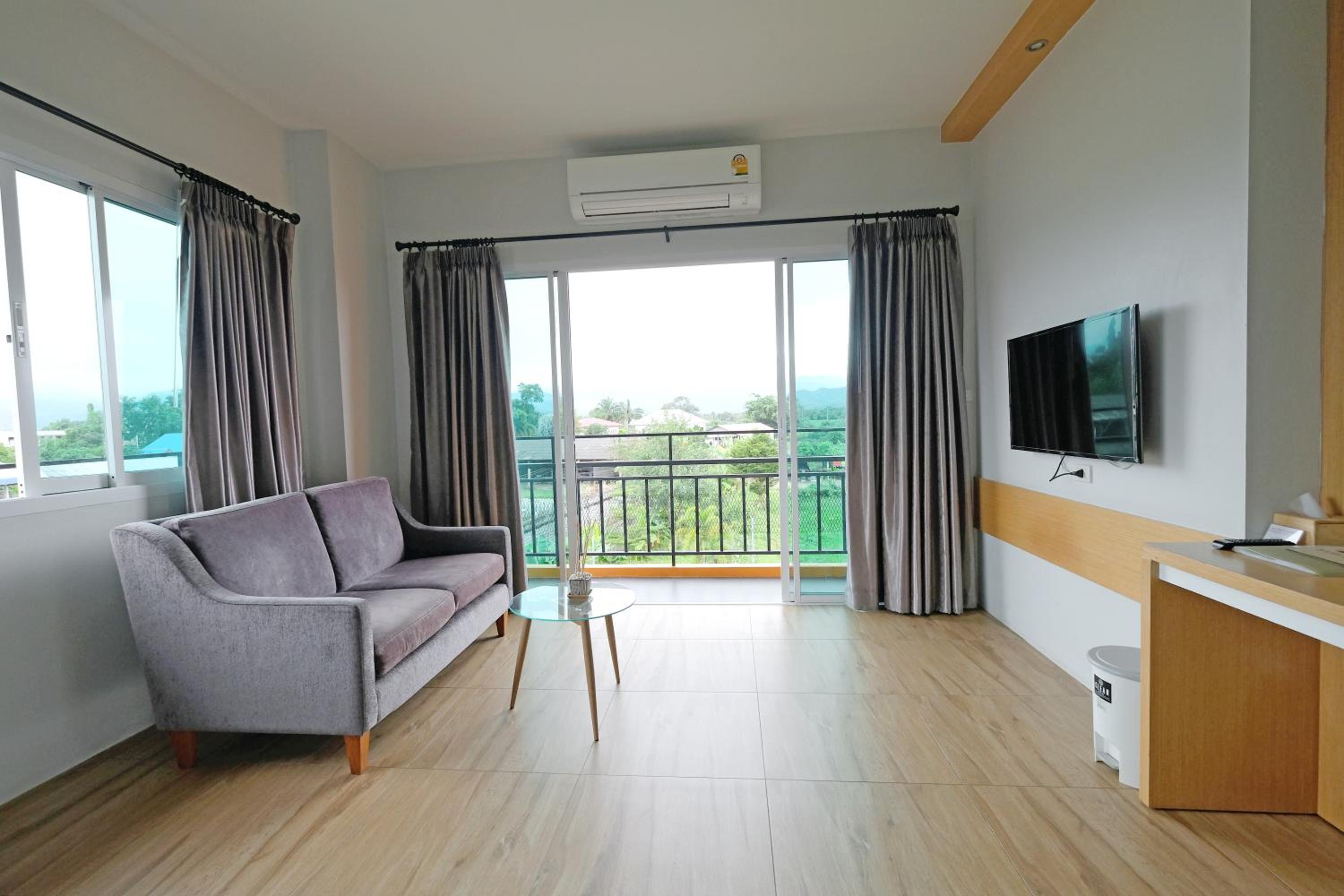 Deluxe Double Room with Balcony photo 3