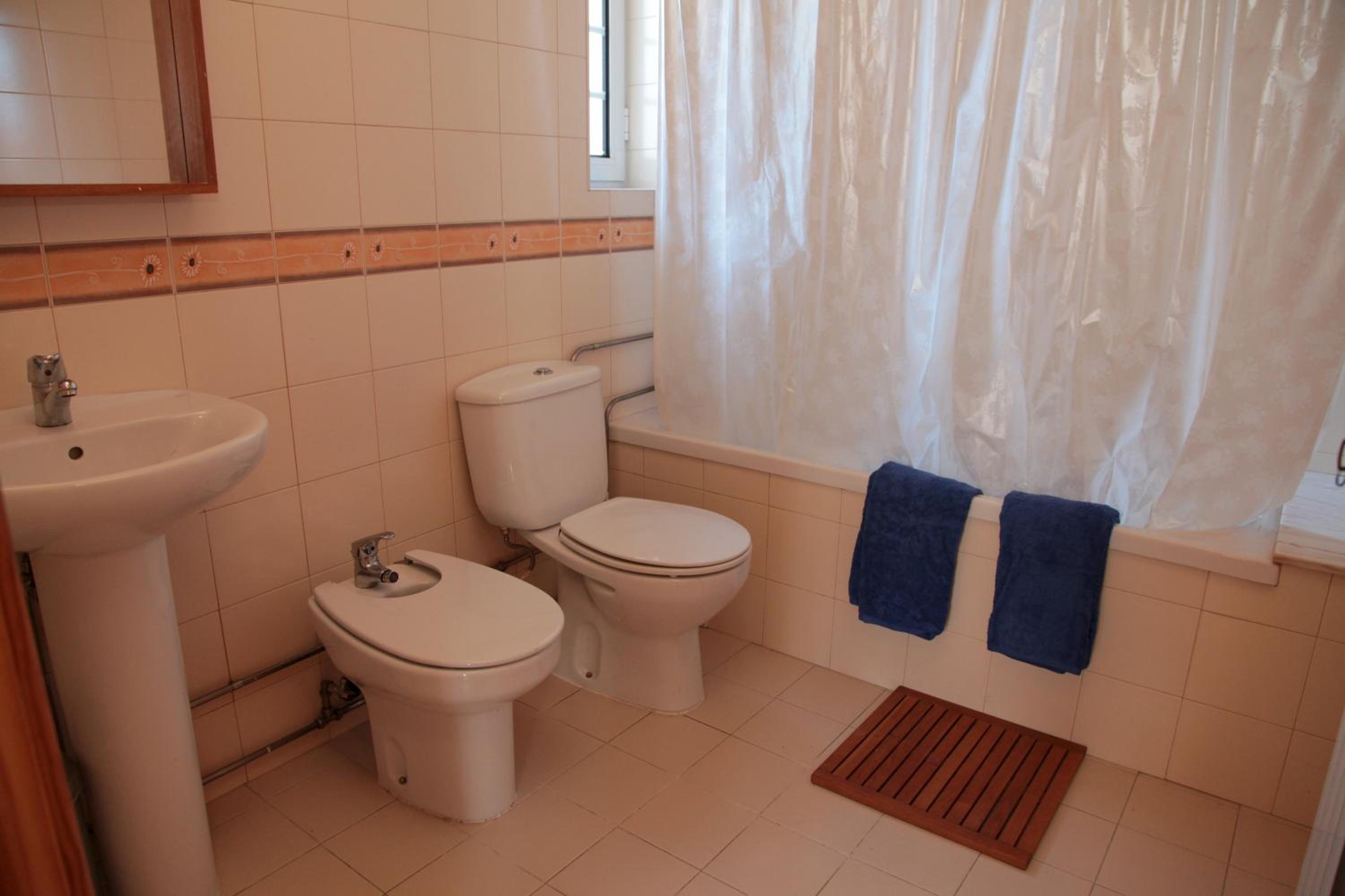 Five-Bedroom House photo 2