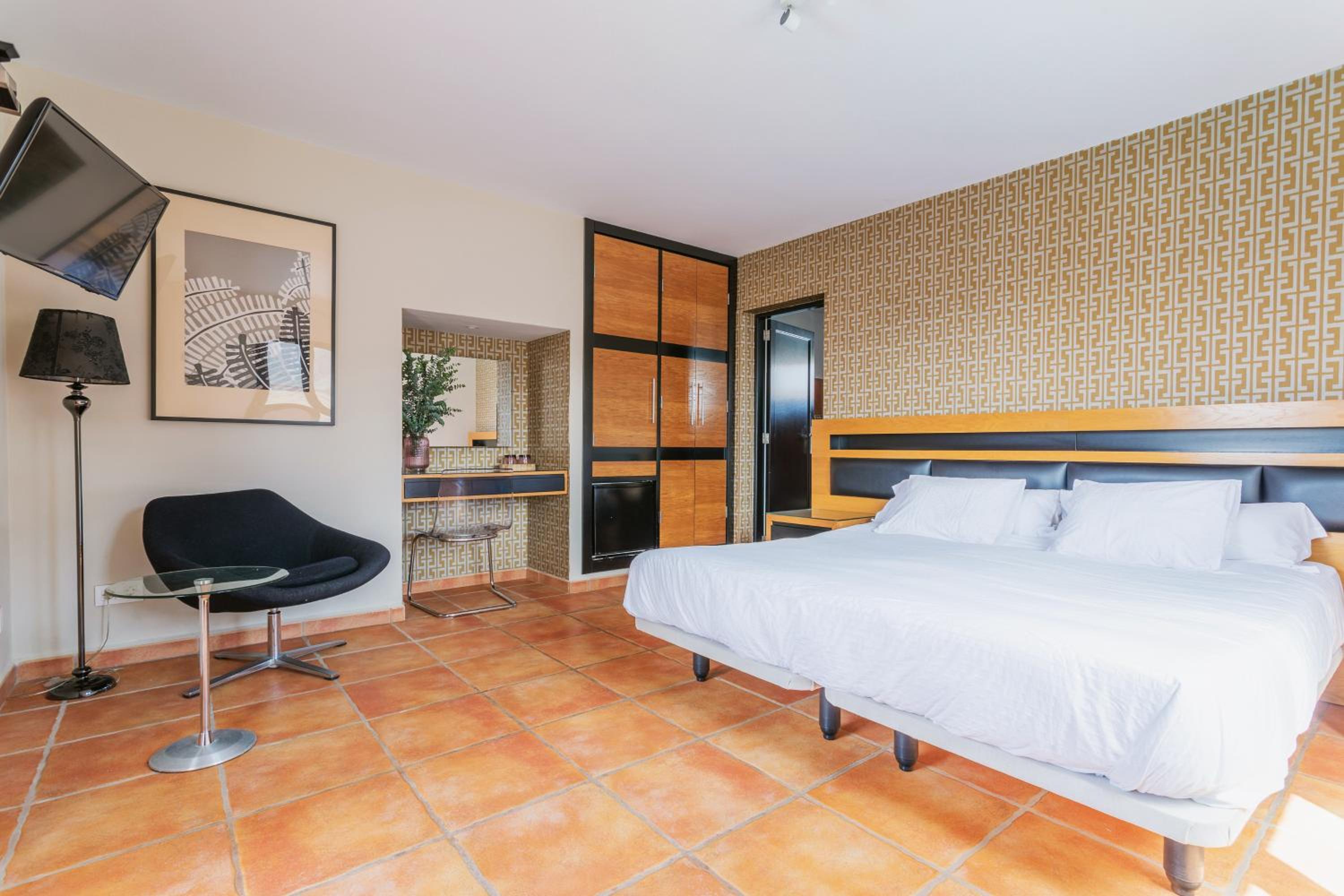 Double or Twin Room with Pool View photo 2