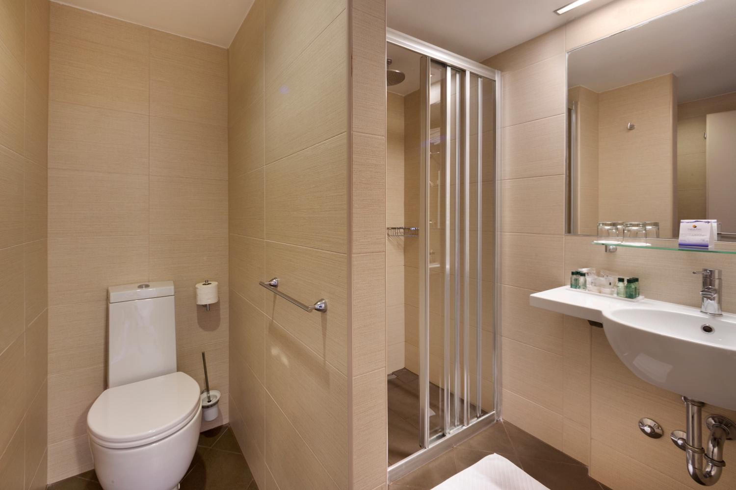 Classic Room with Balcony - Photo 5