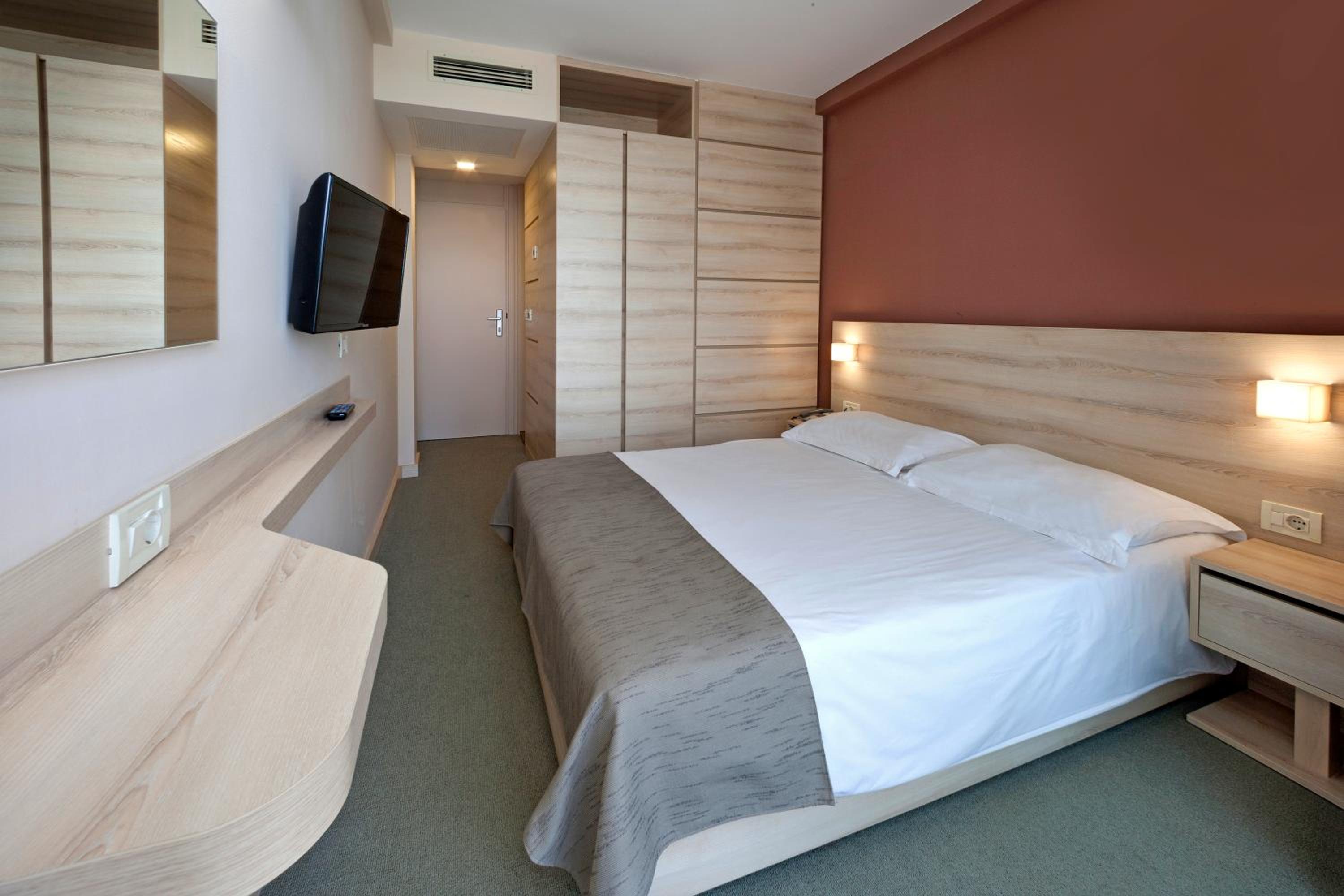 Classic Room with Balcony - Photo 2