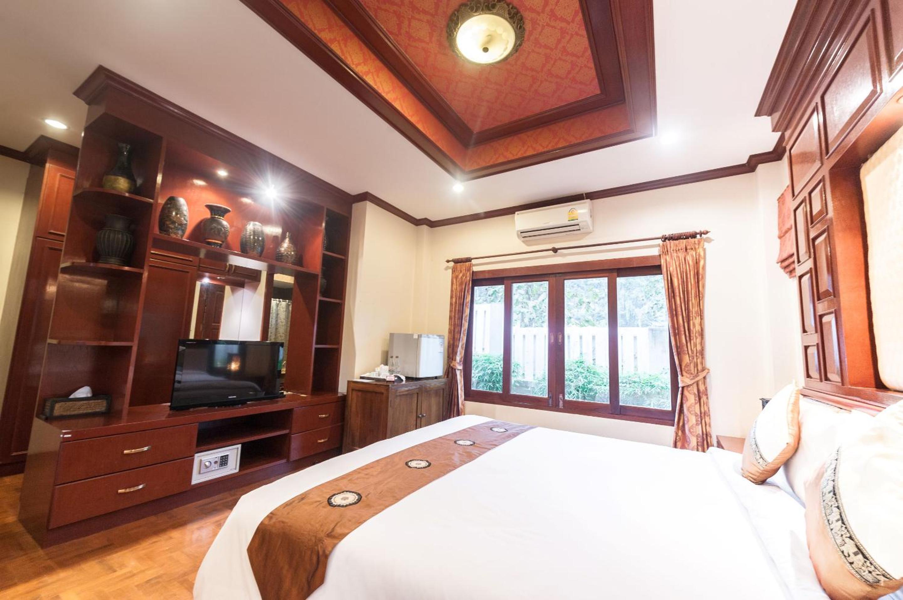 Villa with Private Pool - Photo 2
