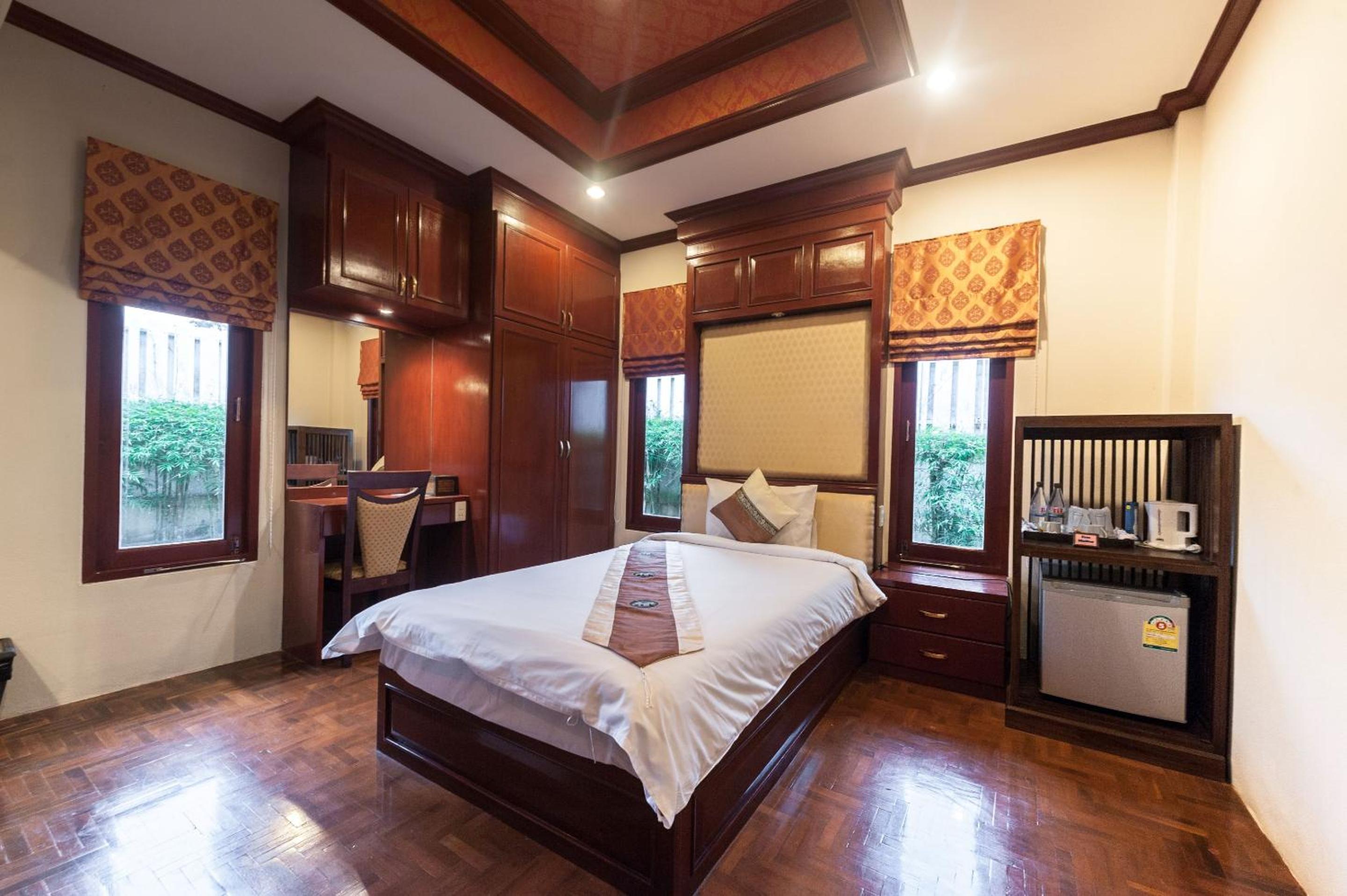 Villa with Private Pool - Photo 3