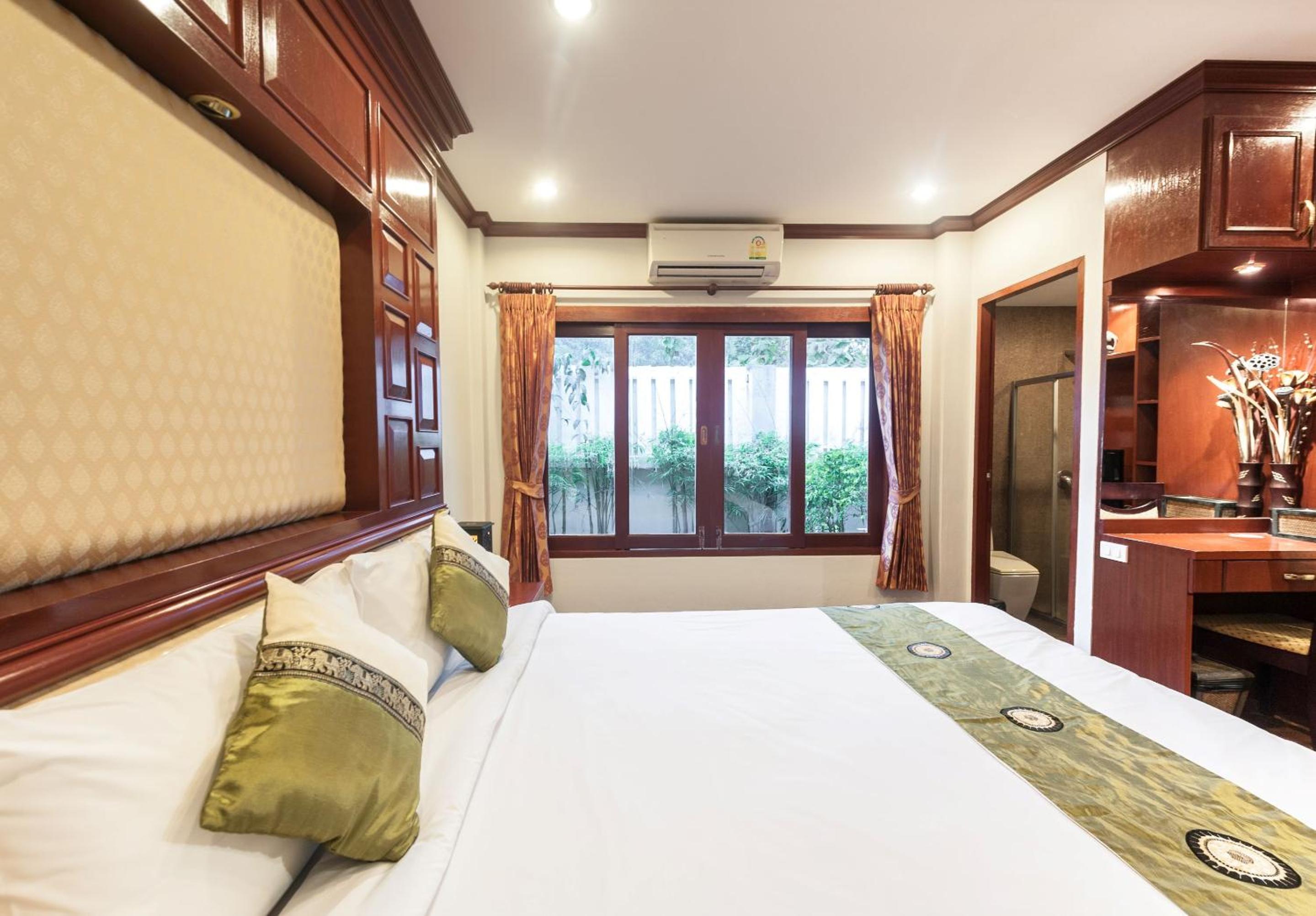 Villa with Private Pool - Photo 5